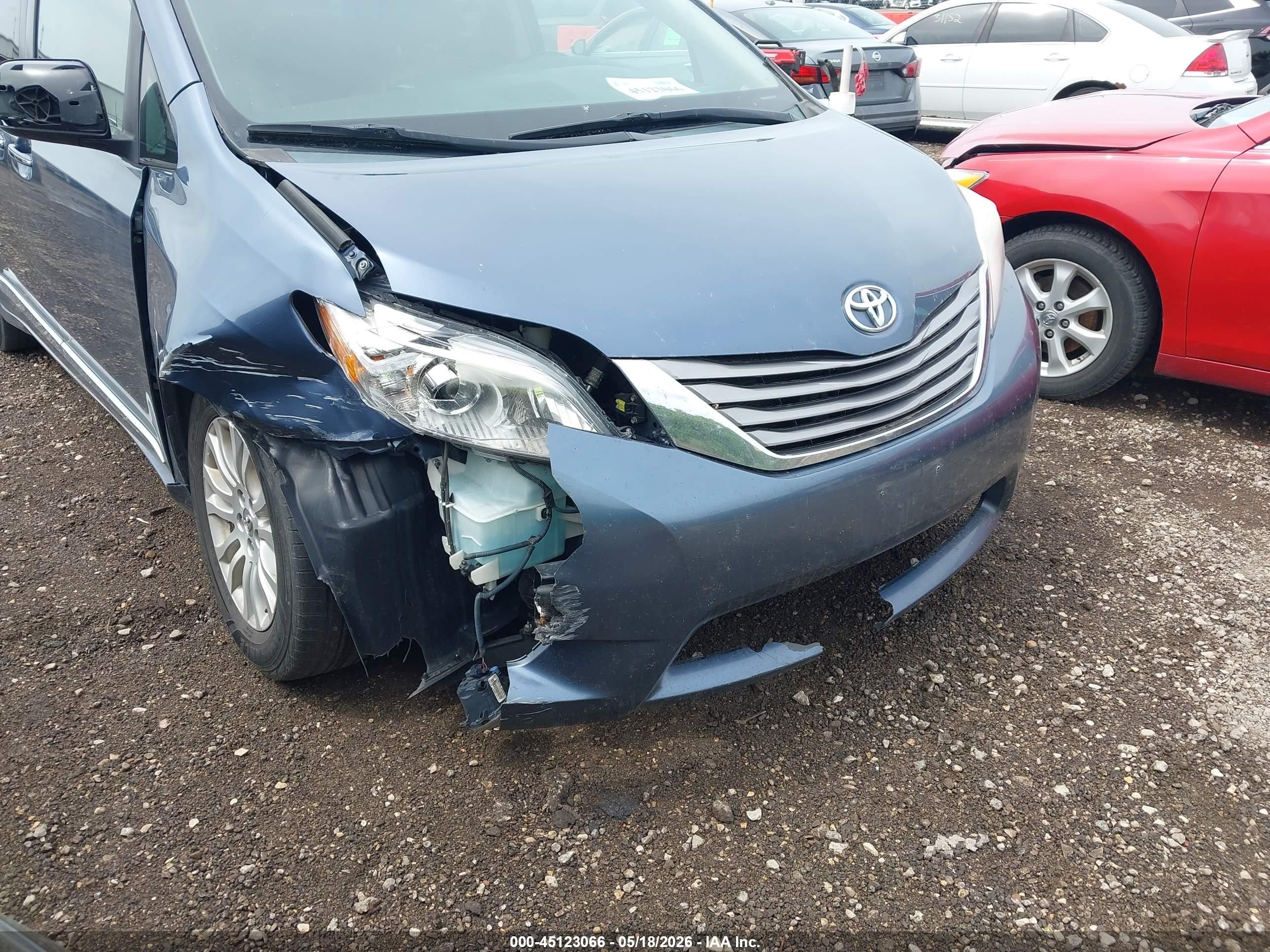 2015 Toyota Sienna Xle 8 Passenger Blue vin: 5TDYK3DC2FS534061