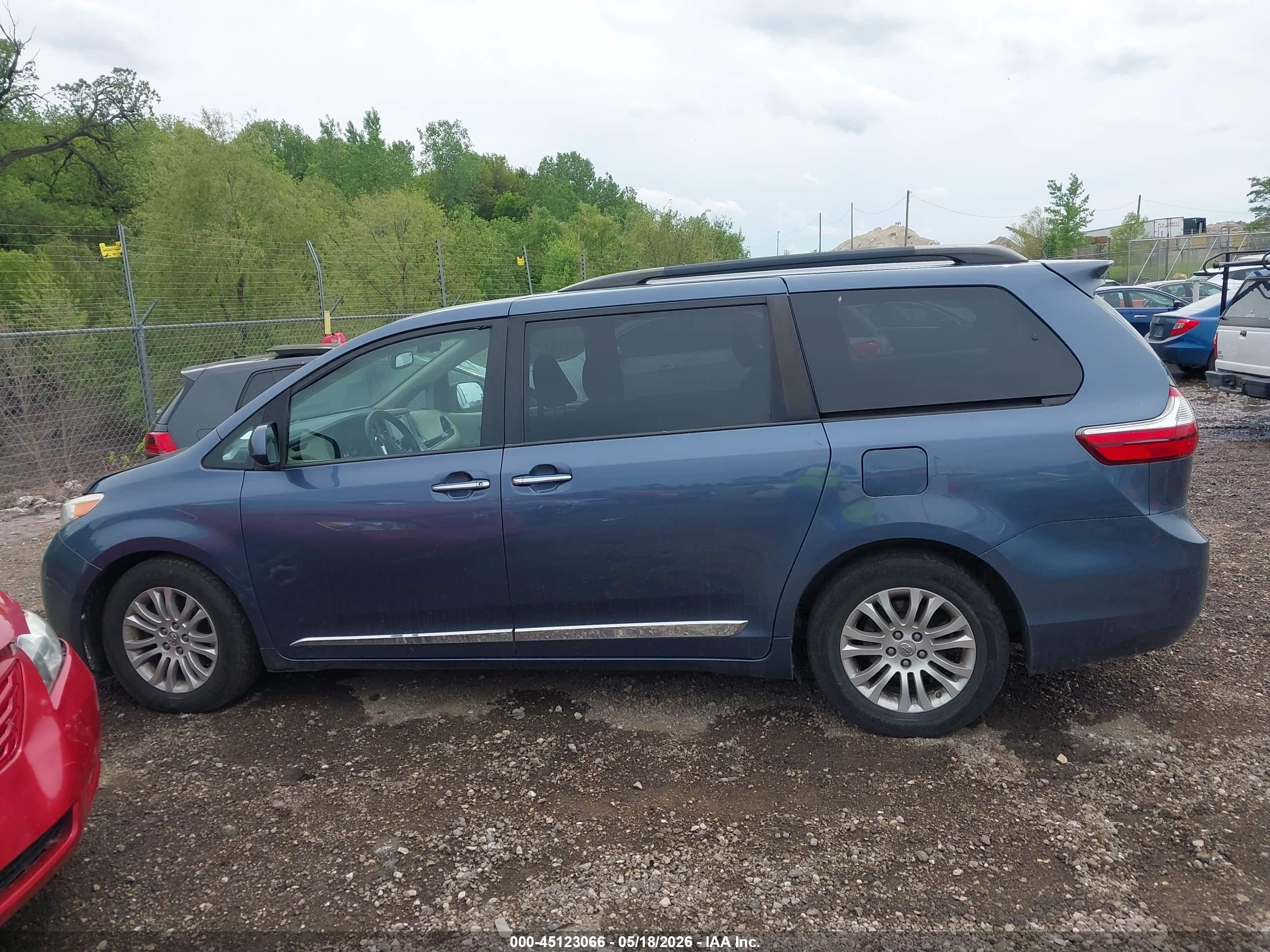 2015 Toyota Sienna Xle 8 Passenger Blue vin: 5TDYK3DC2FS534061