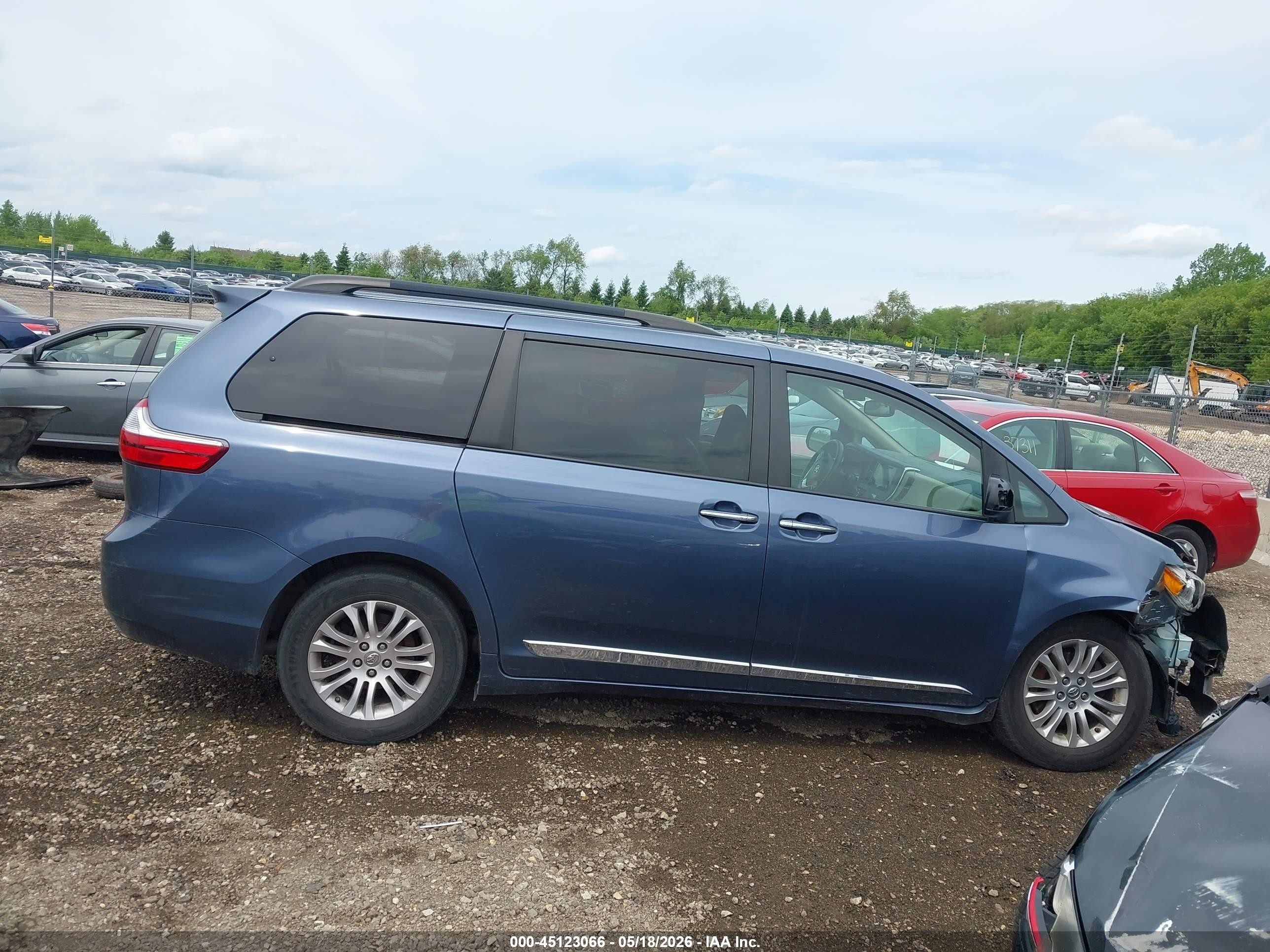2015 Toyota Sienna Xle 8 Passenger Blue vin: 5TDYK3DC2FS534061