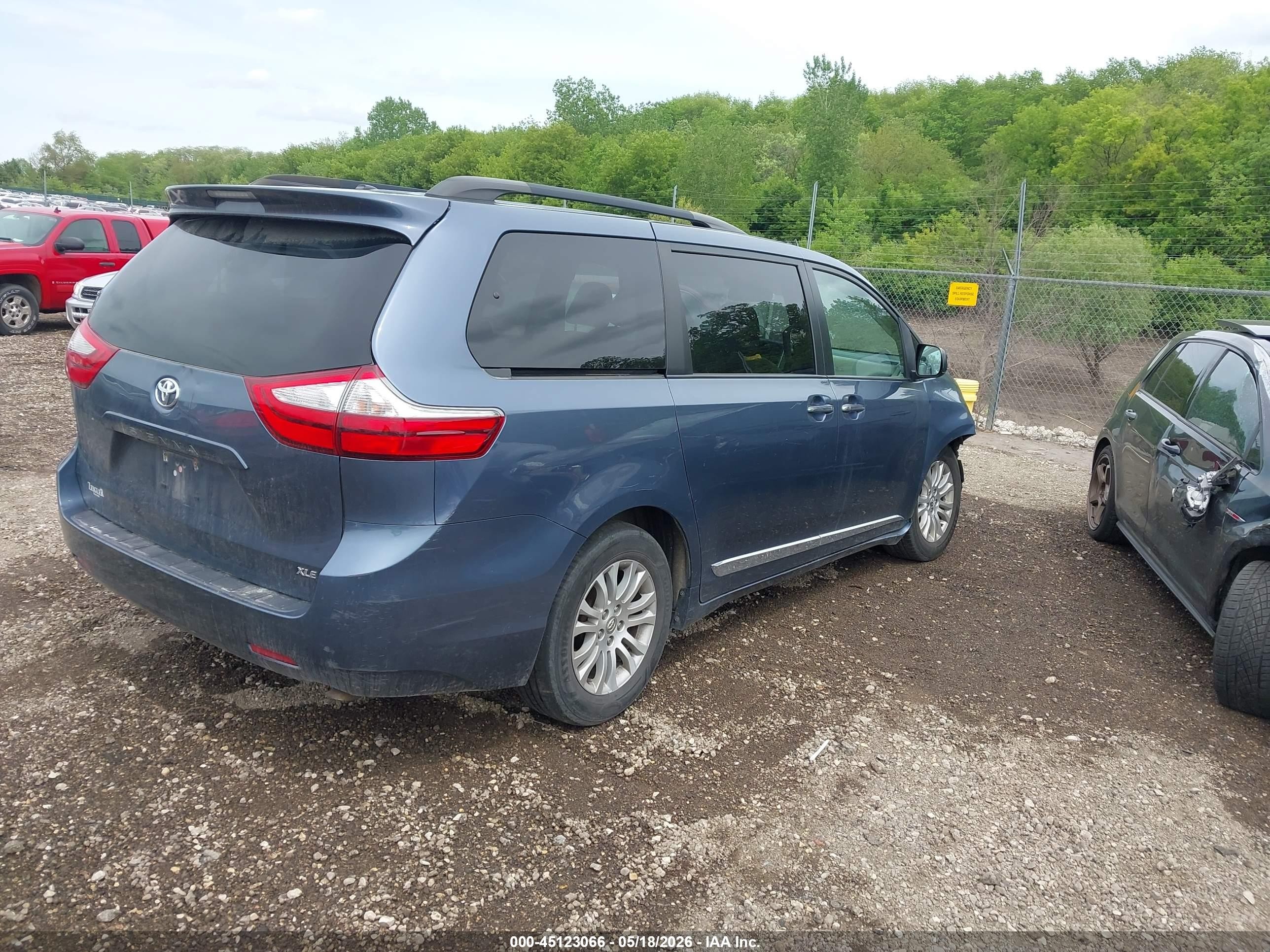 2015 Toyota Sienna Xle 8 Passenger Blue vin: 5TDYK3DC2FS534061