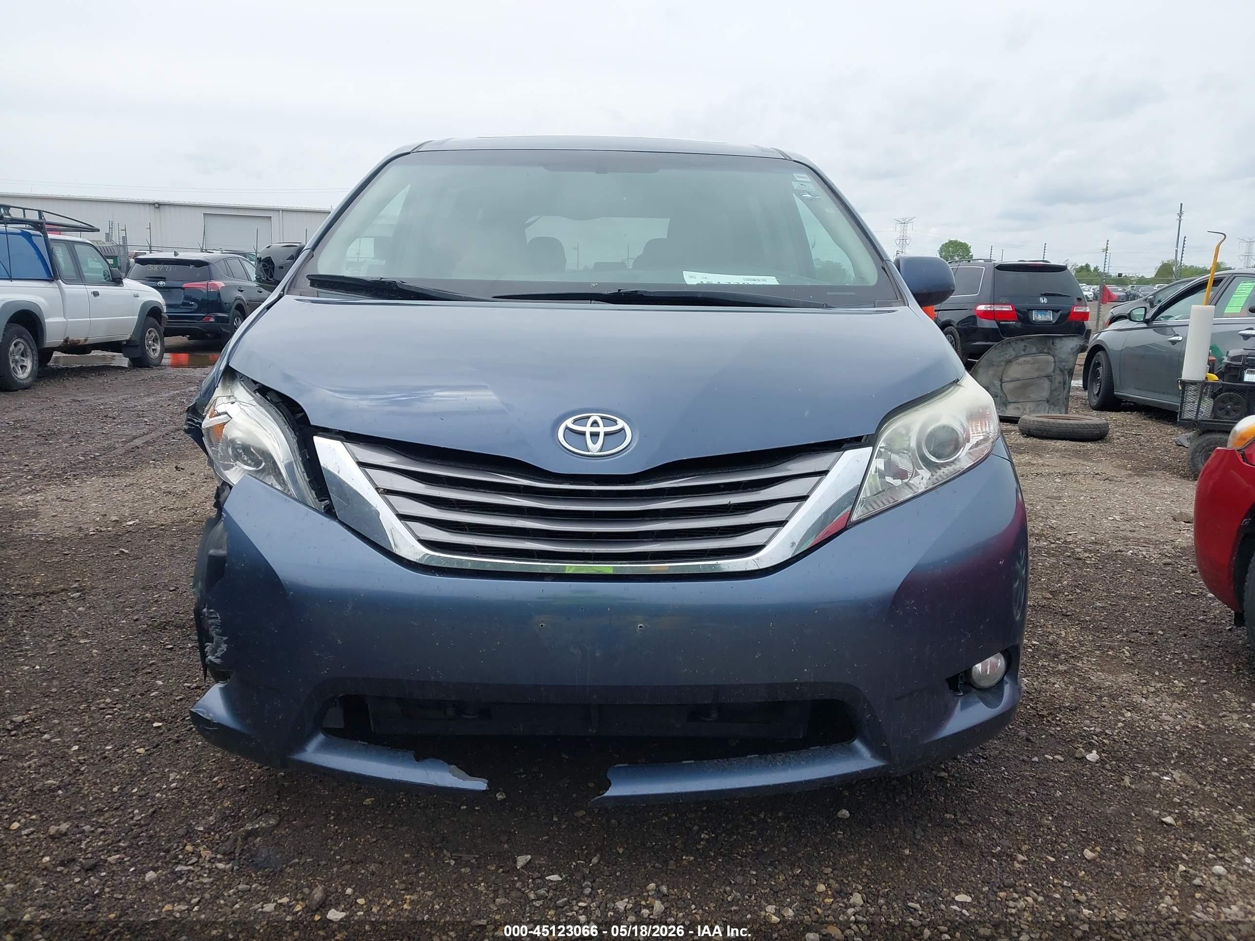 2015 Toyota Sienna Xle 8 Passenger Blue vin: 5TDYK3DC2FS534061