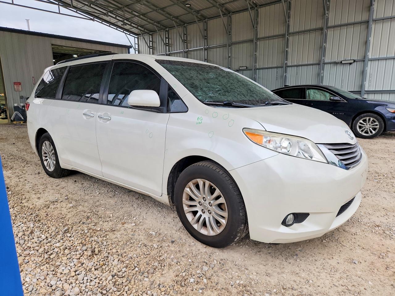 2015 Toyota Sienna Xle 8-passenger White vin: 5TDYK3DC2FS536618