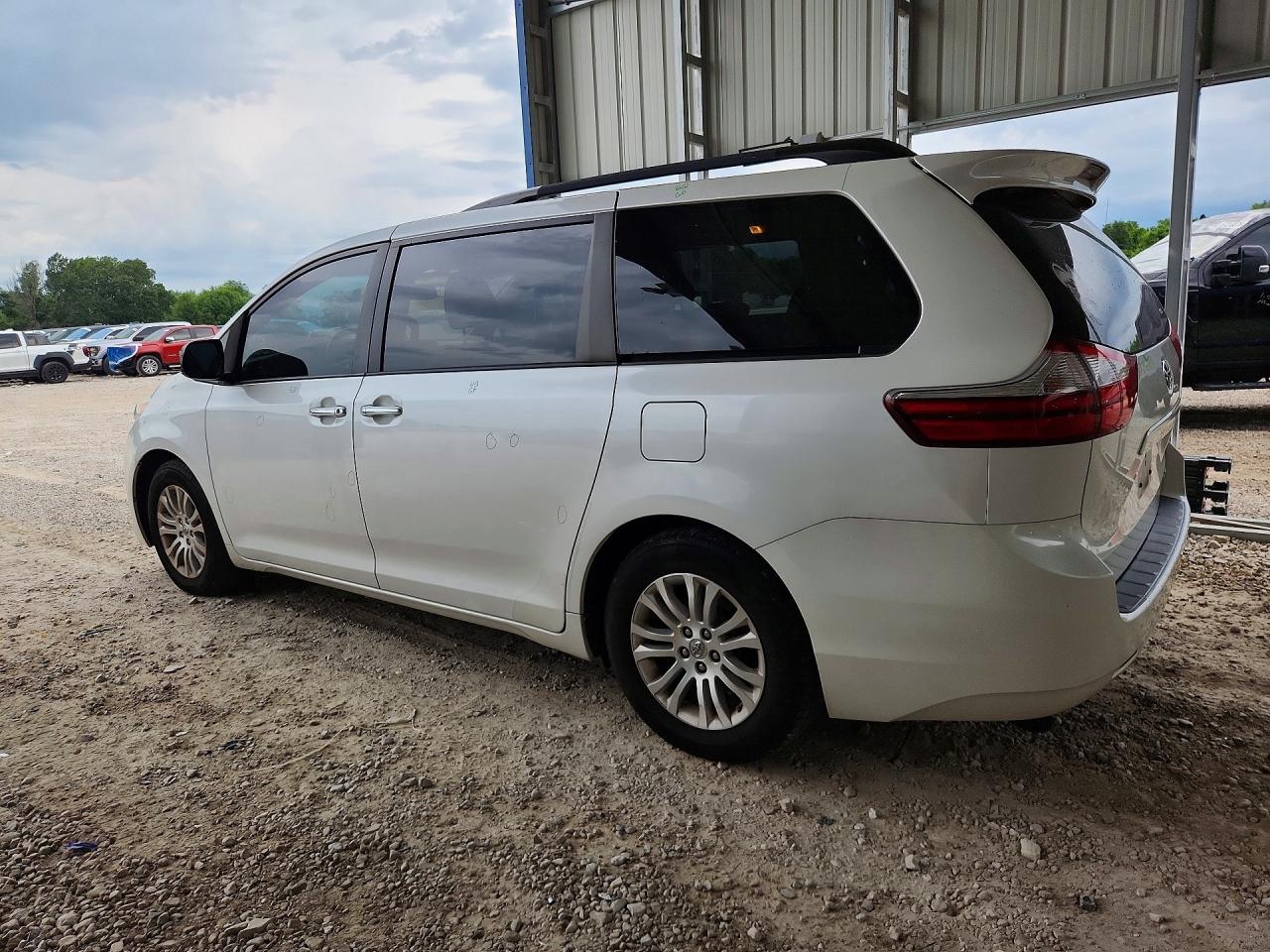 2015 Toyota Sienna Xle 8-passenger White vin: 5TDYK3DC2FS536618