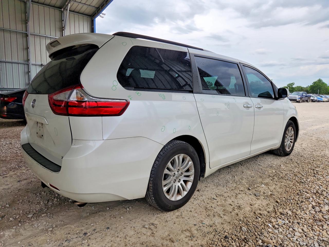 2015 Toyota Sienna Xle 8-passenger White vin: 5TDYK3DC2FS536618