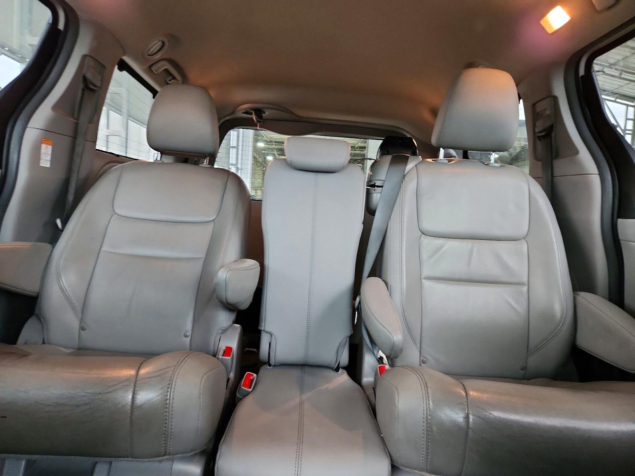 2015 Toyota Sienna Xle 8-passenger White vin: 5TDYK3DC2FS536618