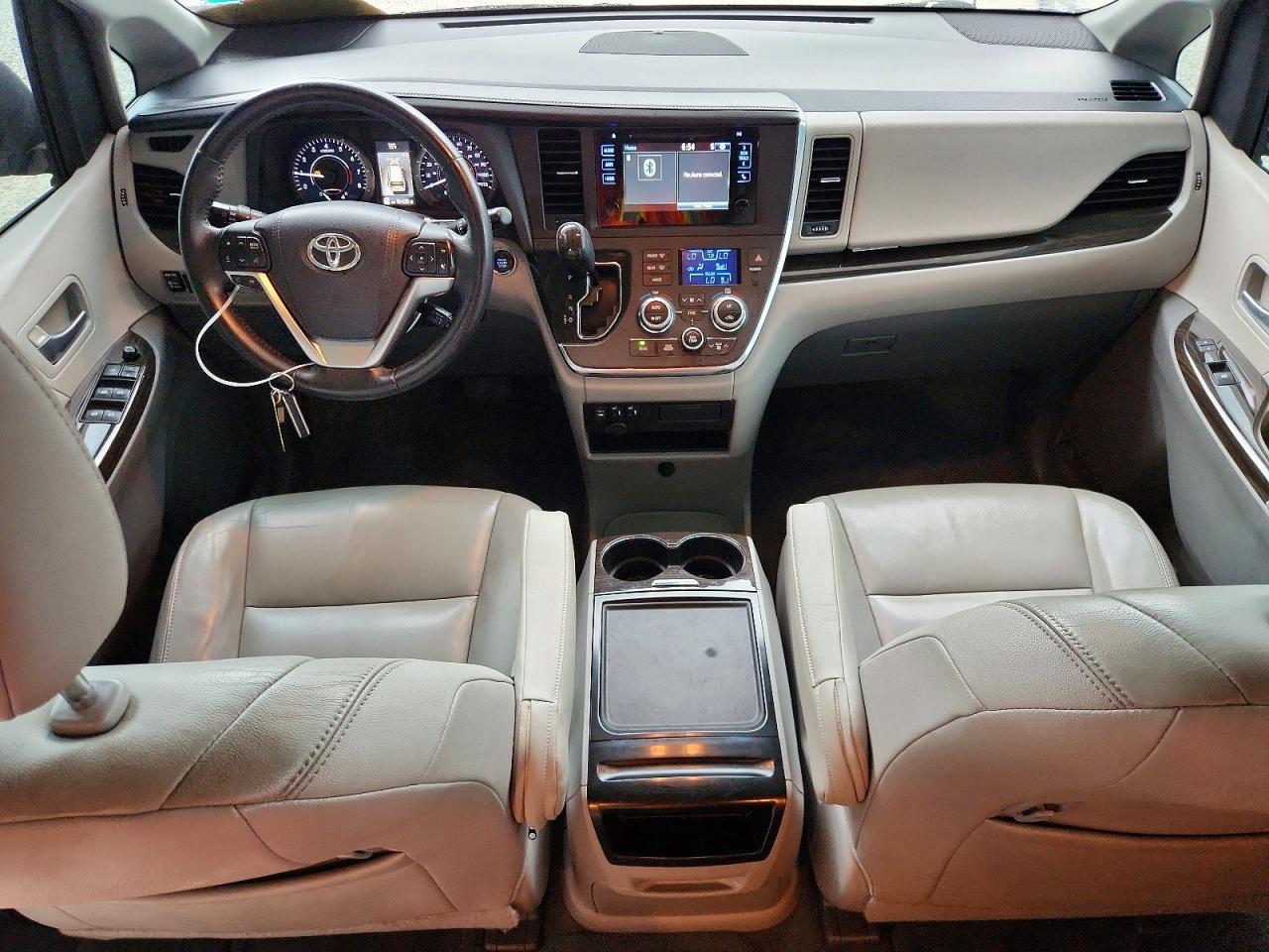 2015 Toyota Sienna Xle 8-passenger White vin: 5TDYK3DC2FS536618