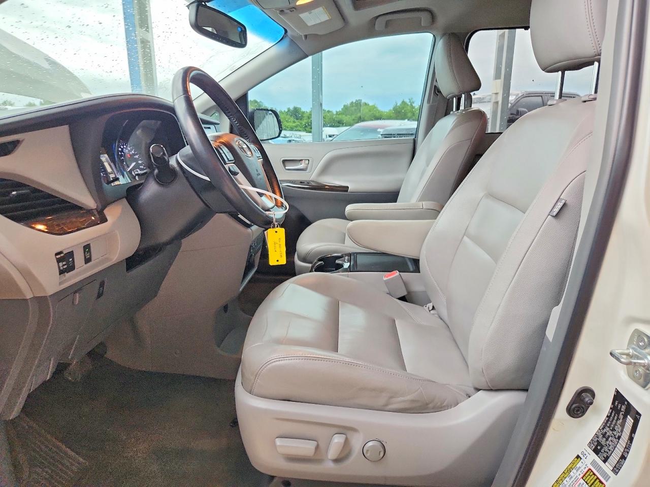 2015 Toyota Sienna Xle 8-passenger White vin: 5TDYK3DC2FS536618