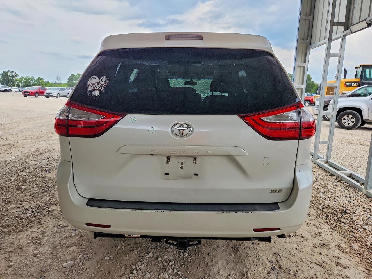 2015 Toyota Sienna Xle 8-passenger White vin: 5TDYK3DC2FS536618