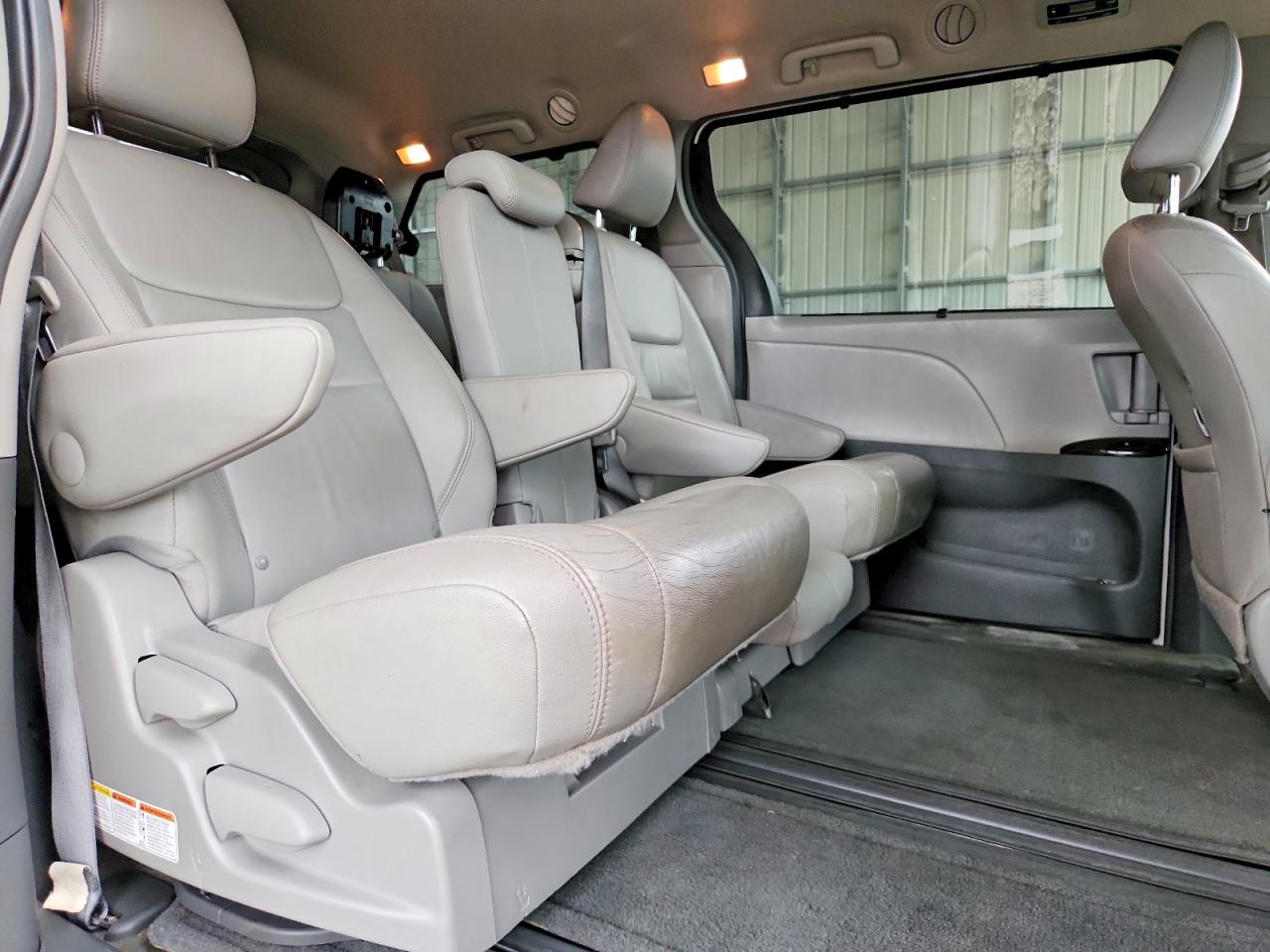 2015 Toyota Sienna Xle 8-passenger White vin: 5TDYK3DC2FS536618