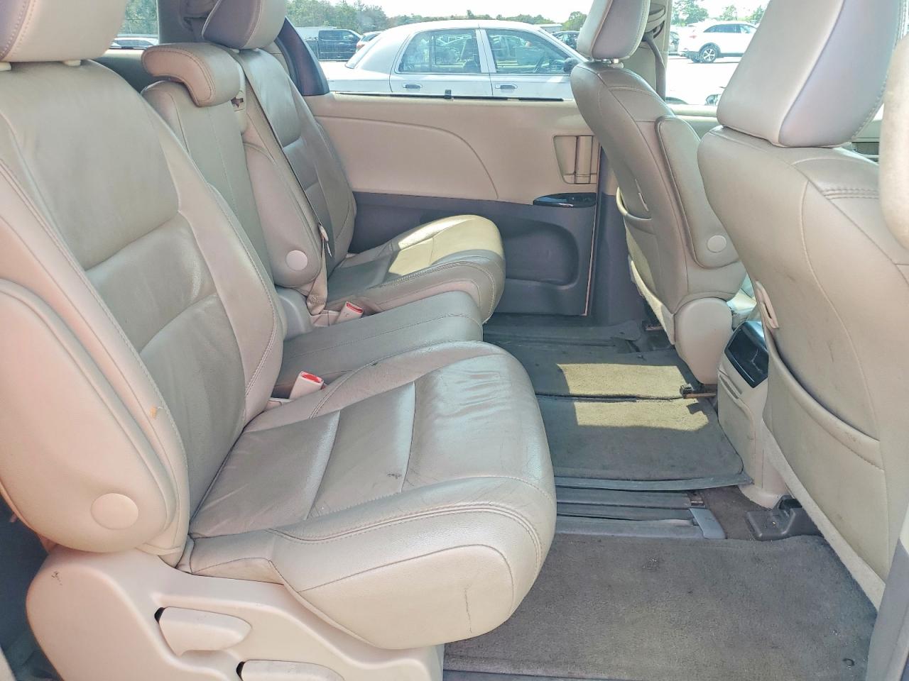 2015 Toyota Sienna Xle 8-passenger White vin: 5TDYK3DC2FS546744