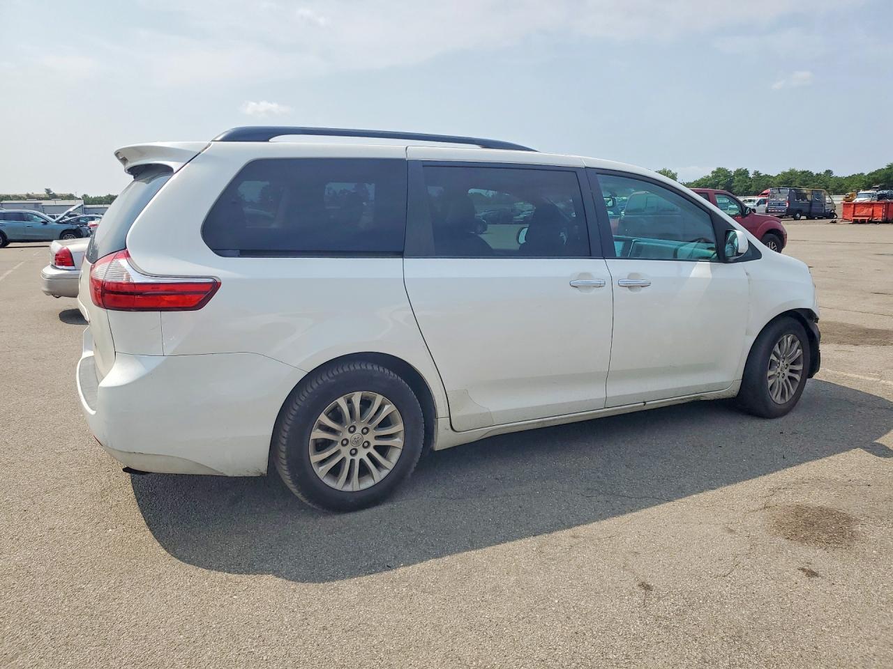 2015 Toyota Sienna Xle 8-passenger White vin: 5TDYK3DC2FS546744