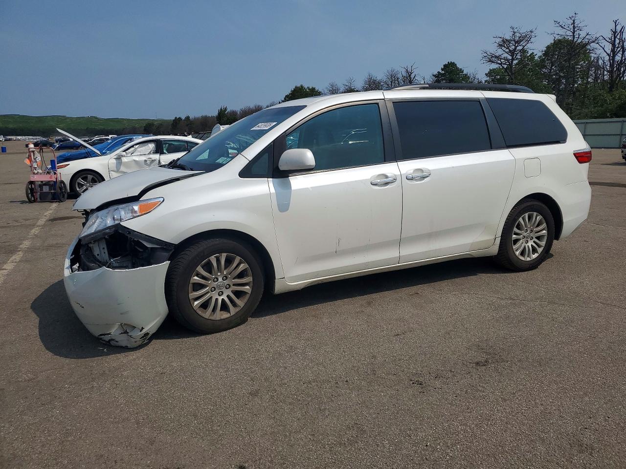 2015 Toyota Sienna Xle 8-passenger White vin: 5TDYK3DC2FS546744