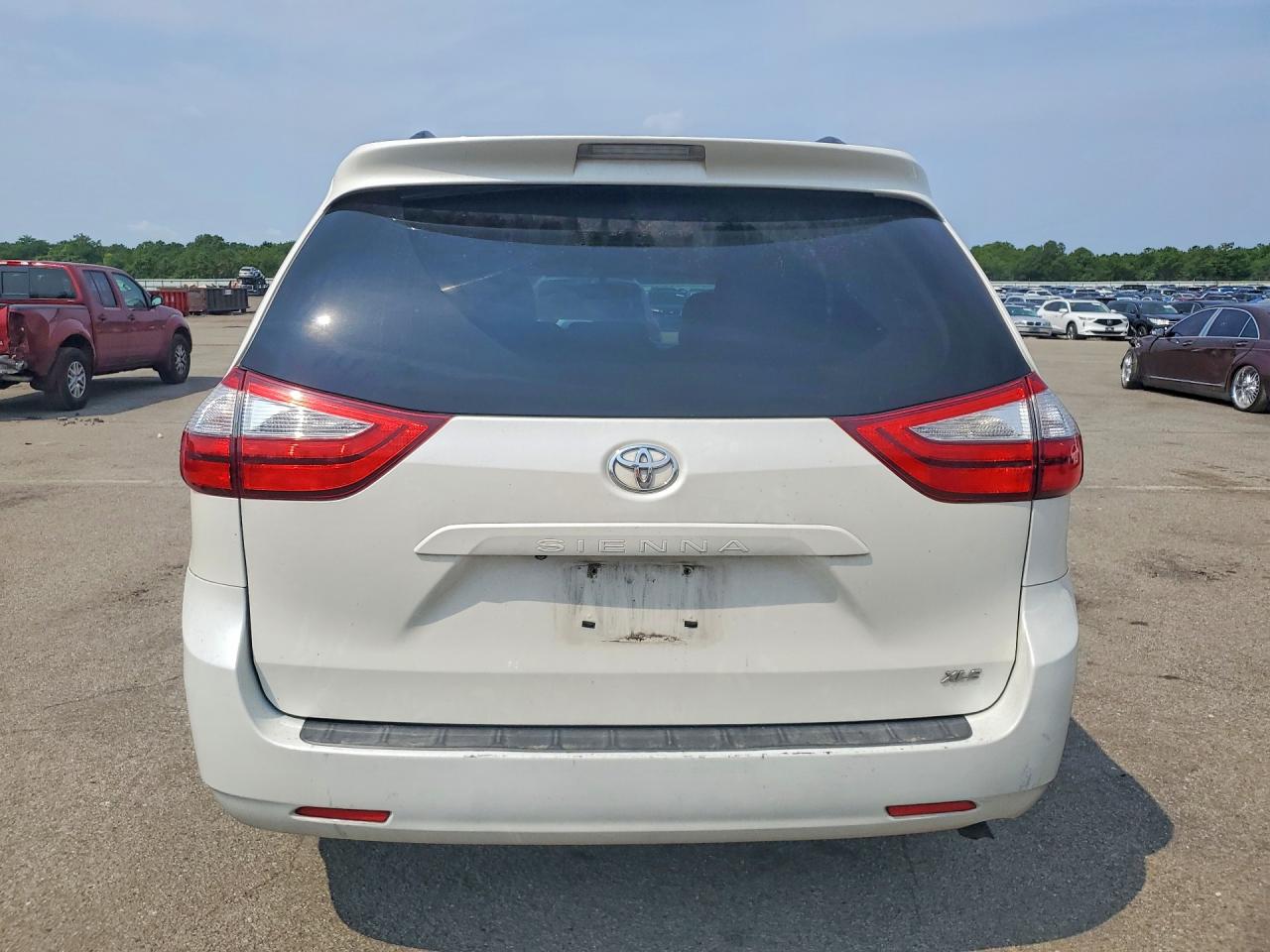 2015 Toyota Sienna Xle 8-passenger White vin: 5TDYK3DC2FS546744