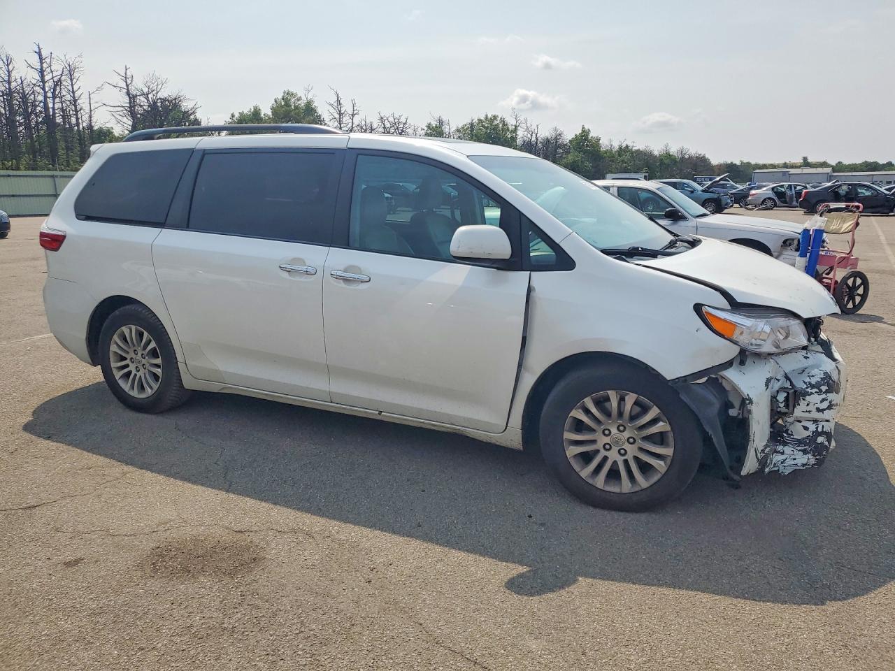 2015 Toyota Sienna Xle 8-passenger White vin: 5TDYK3DC2FS546744