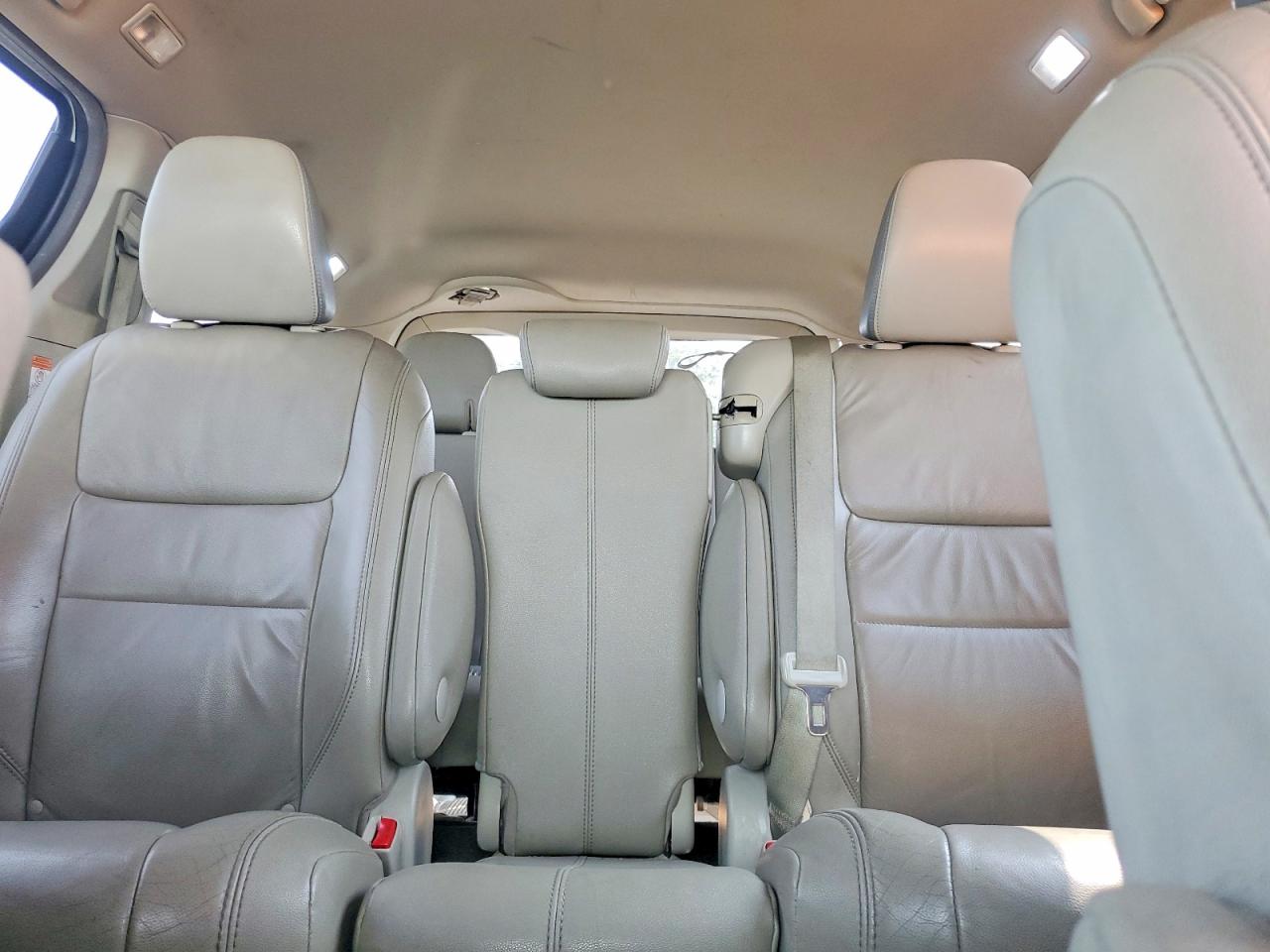 2015 Toyota Sienna Xle 8-passenger White vin: 5TDYK3DC2FS546744
