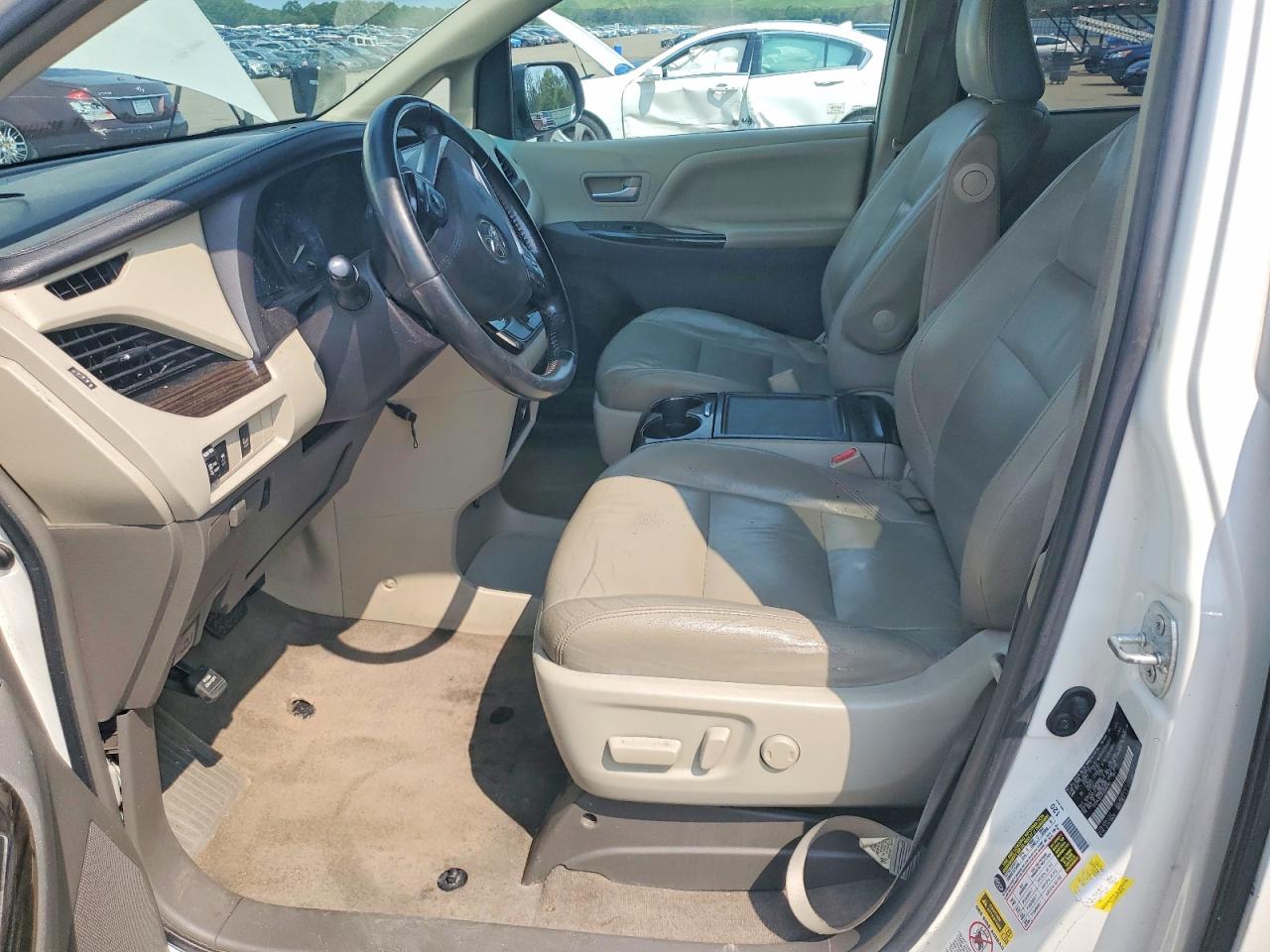 2015 Toyota Sienna Xle 8-passenger White vin: 5TDYK3DC2FS546744