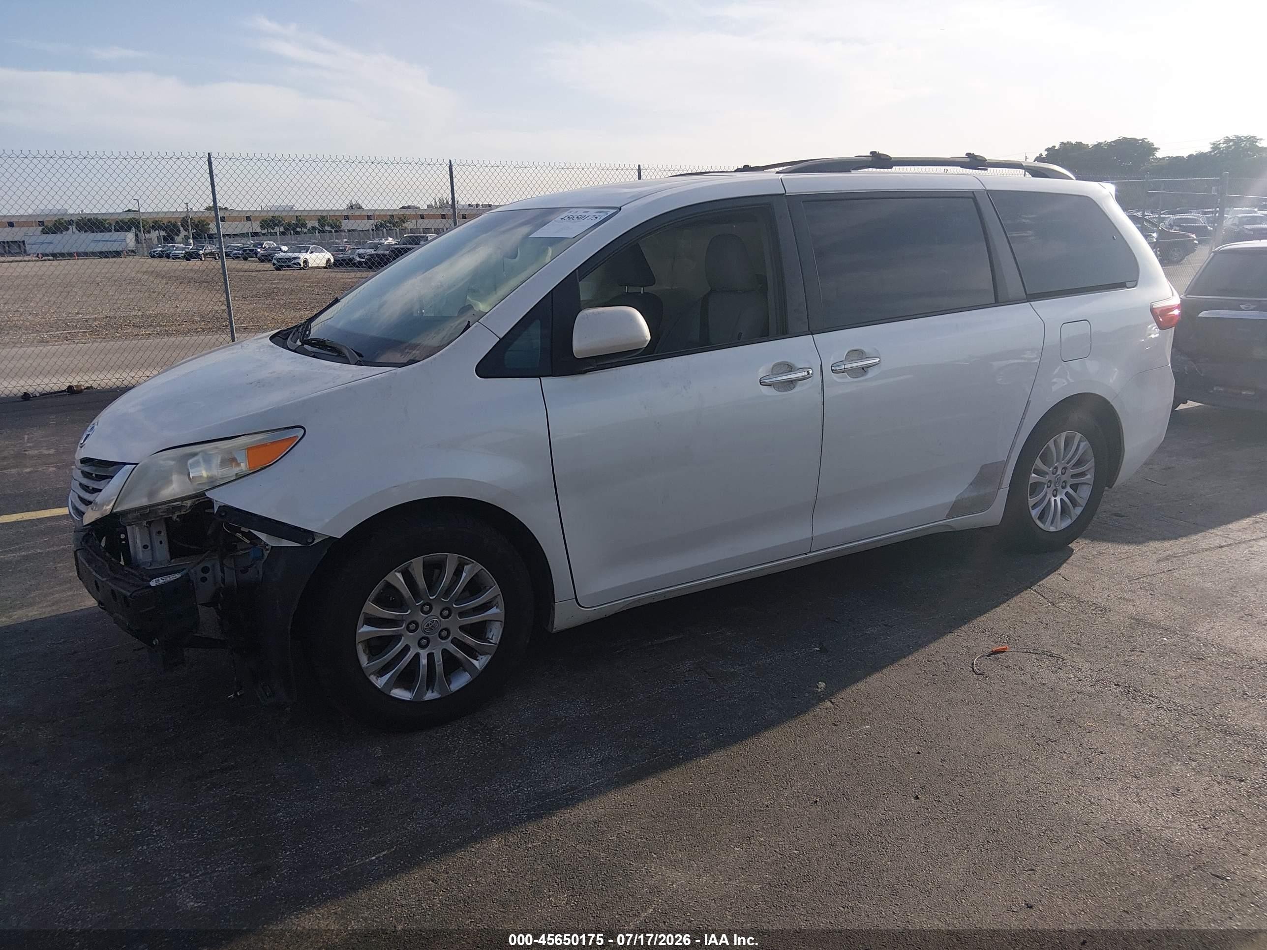 2015 Toyota Sienna Xle Premium 8 Passenger White vin: 5TDYK3DC2FS550230