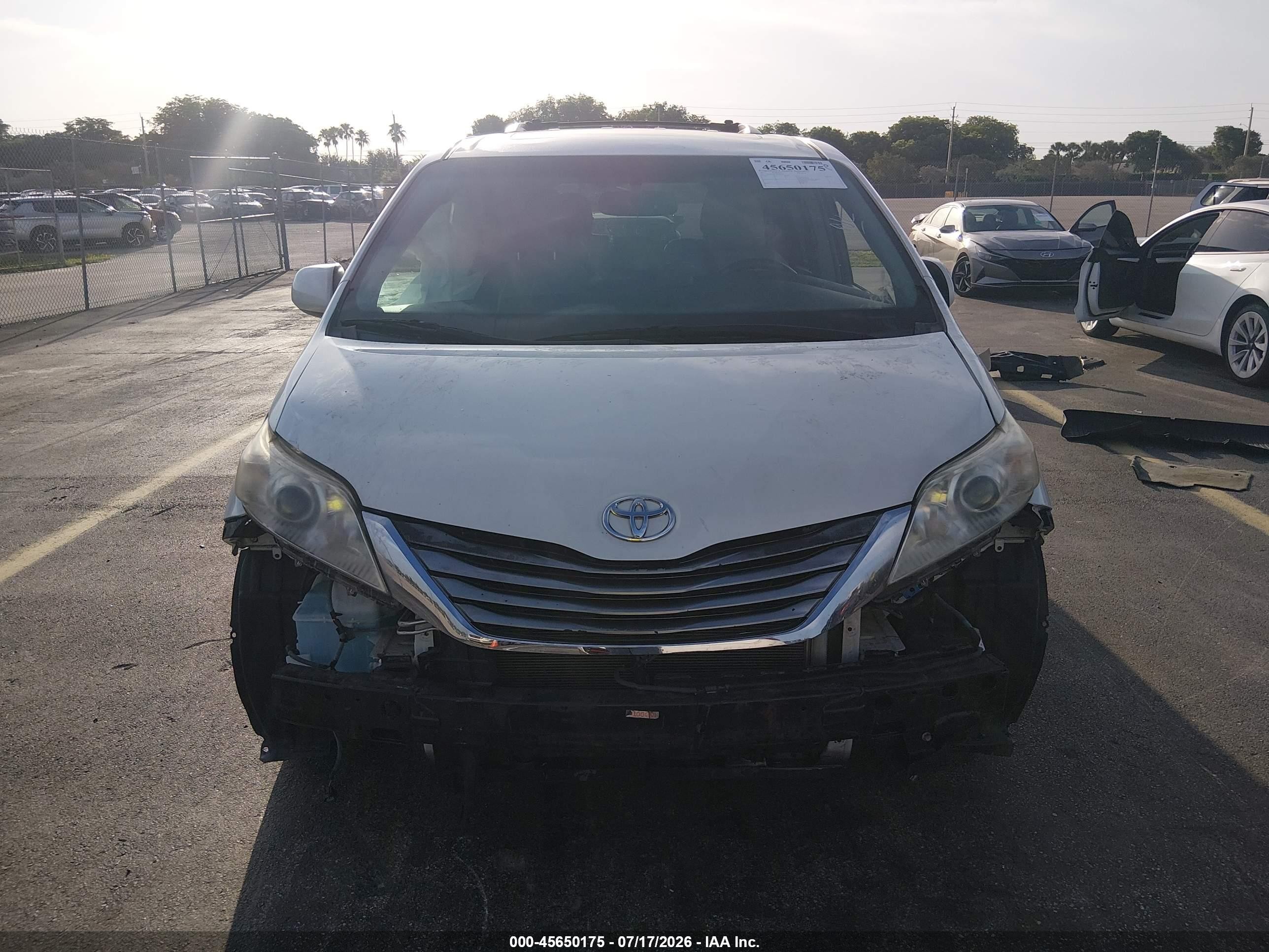 2015 Toyota Sienna Xle Premium 8 Passenger White vin: 5TDYK3DC2FS550230