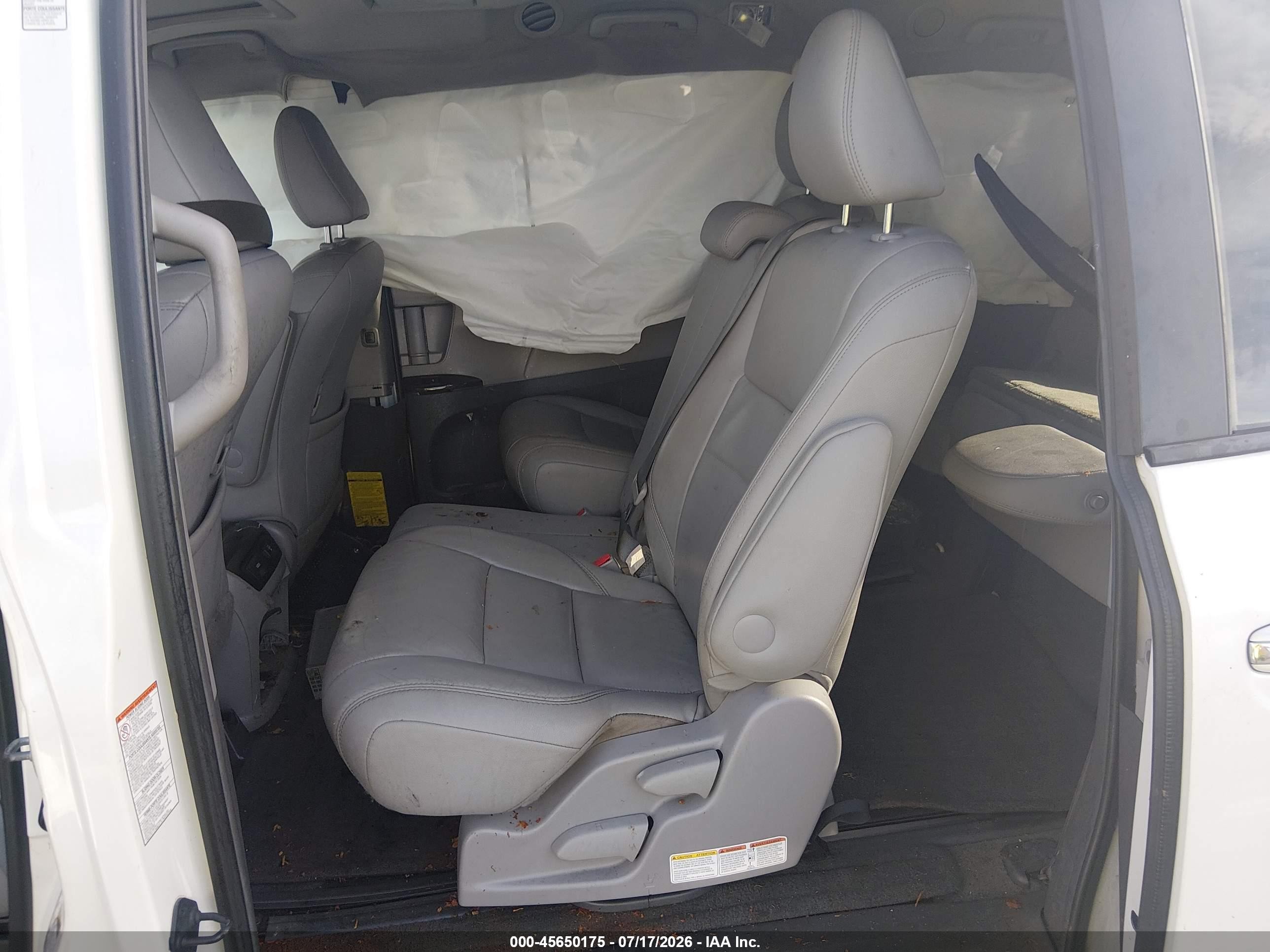 2015 Toyota Sienna Xle Premium 8 Passenger White vin: 5TDYK3DC2FS550230