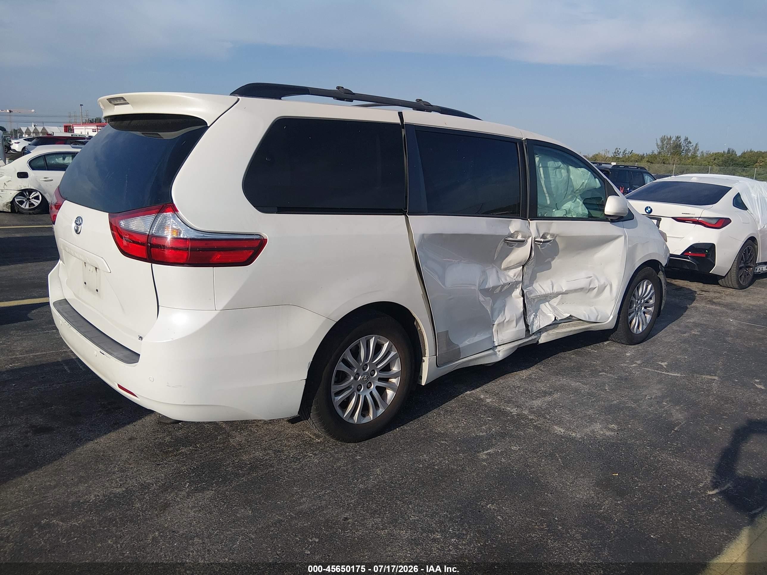 2015 Toyota Sienna Xle Premium 8 Passenger White vin: 5TDYK3DC2FS550230
