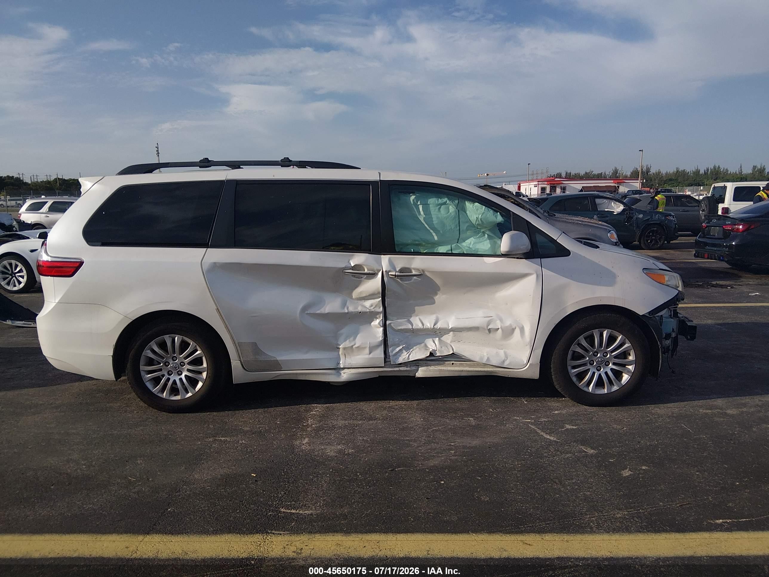 2015 Toyota Sienna Xle Premium 8 Passenger White vin: 5TDYK3DC2FS550230