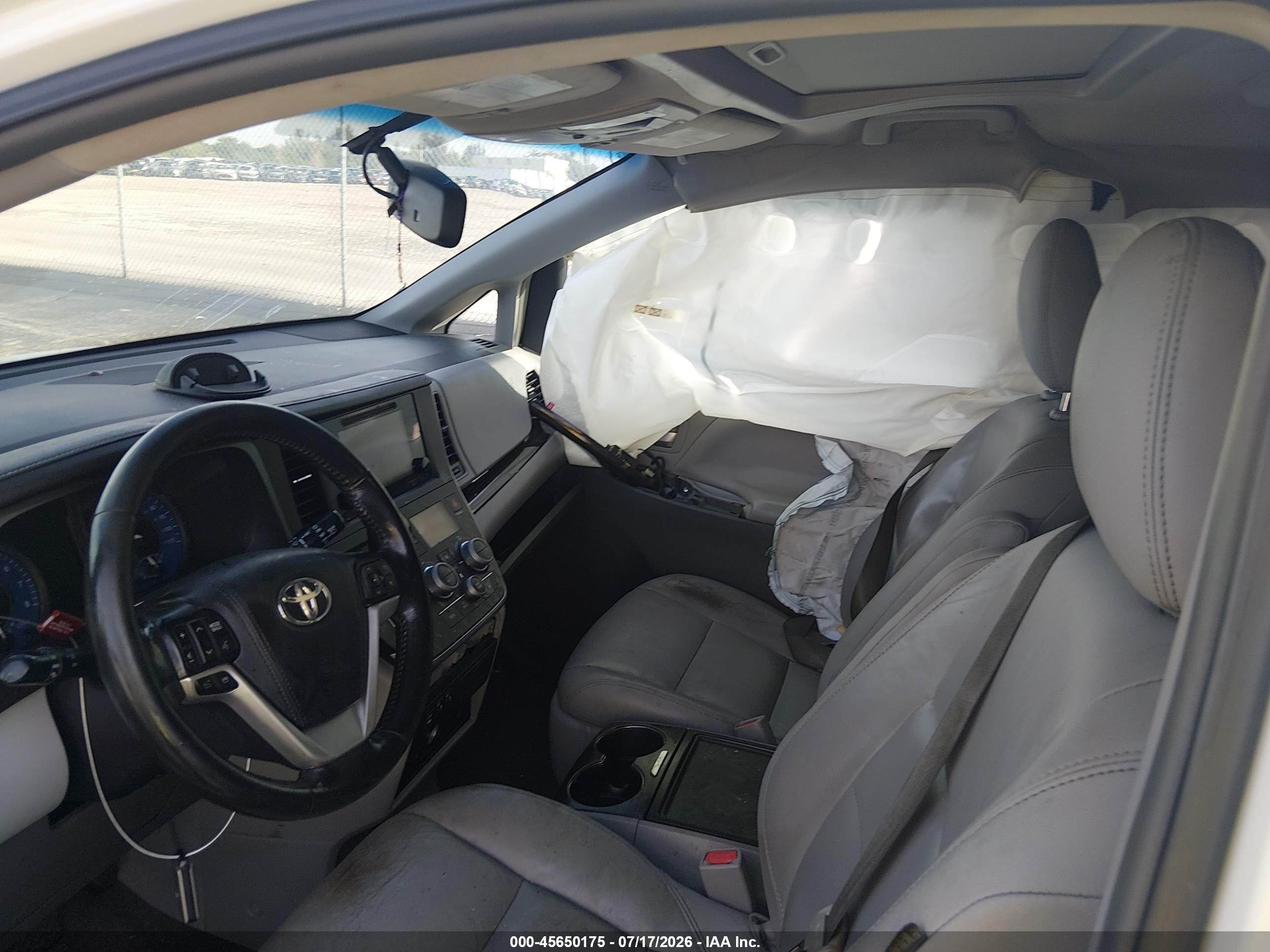2015 Toyota Sienna Xle Premium 8 Passenger White vin: 5TDYK3DC2FS550230