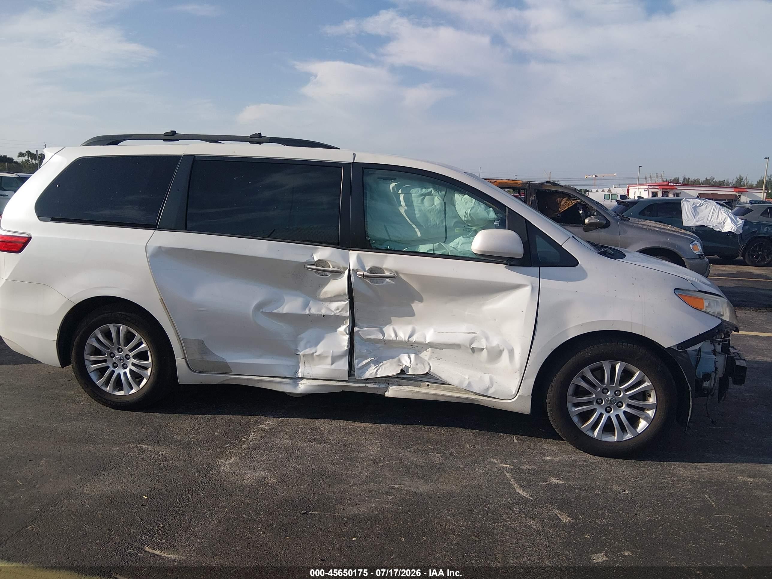 2015 Toyota Sienna Xle Premium 8 Passenger White vin: 5TDYK3DC2FS550230