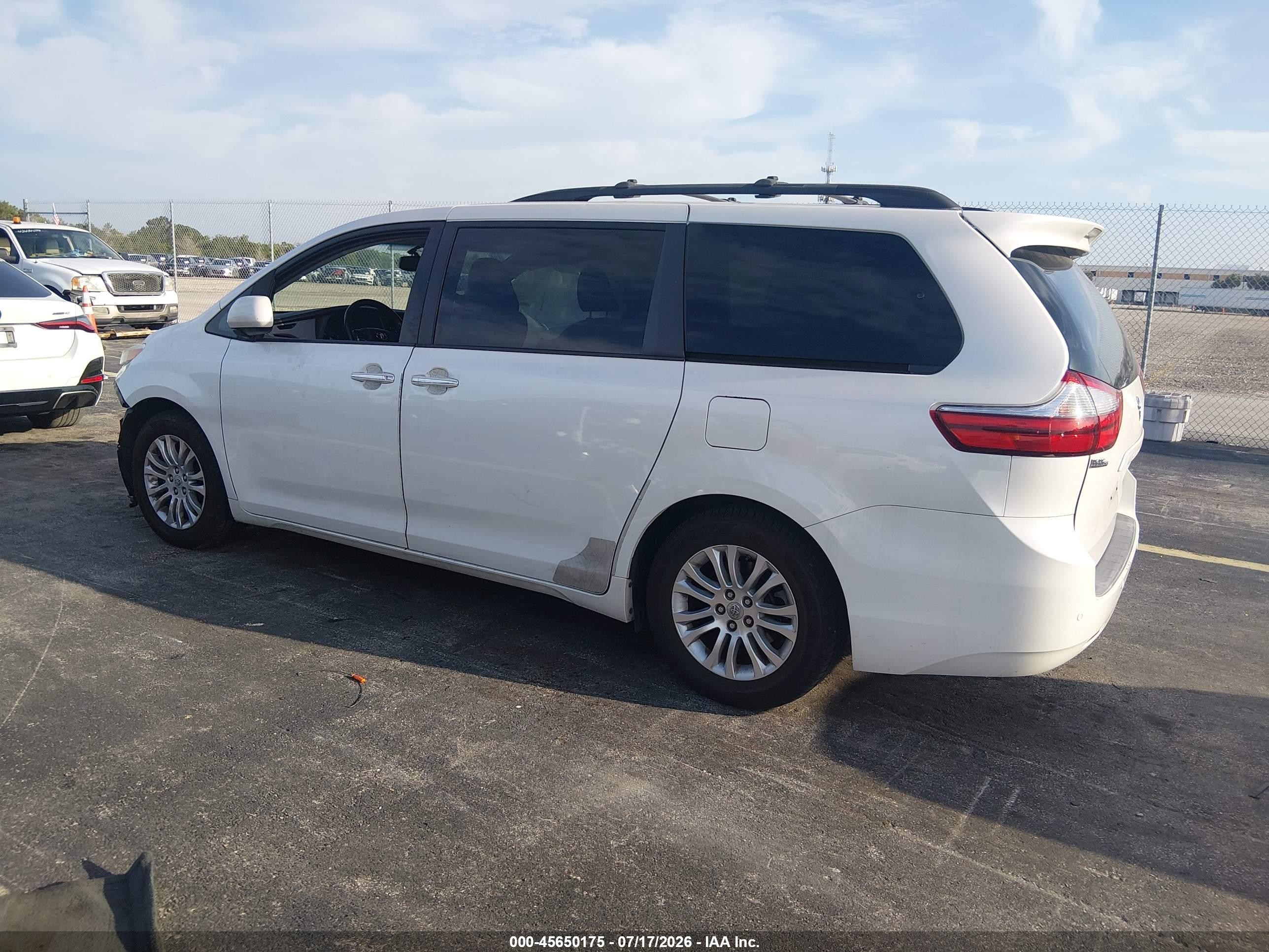 2015 Toyota Sienna Xle Premium 8 Passenger White vin: 5TDYK3DC2FS550230