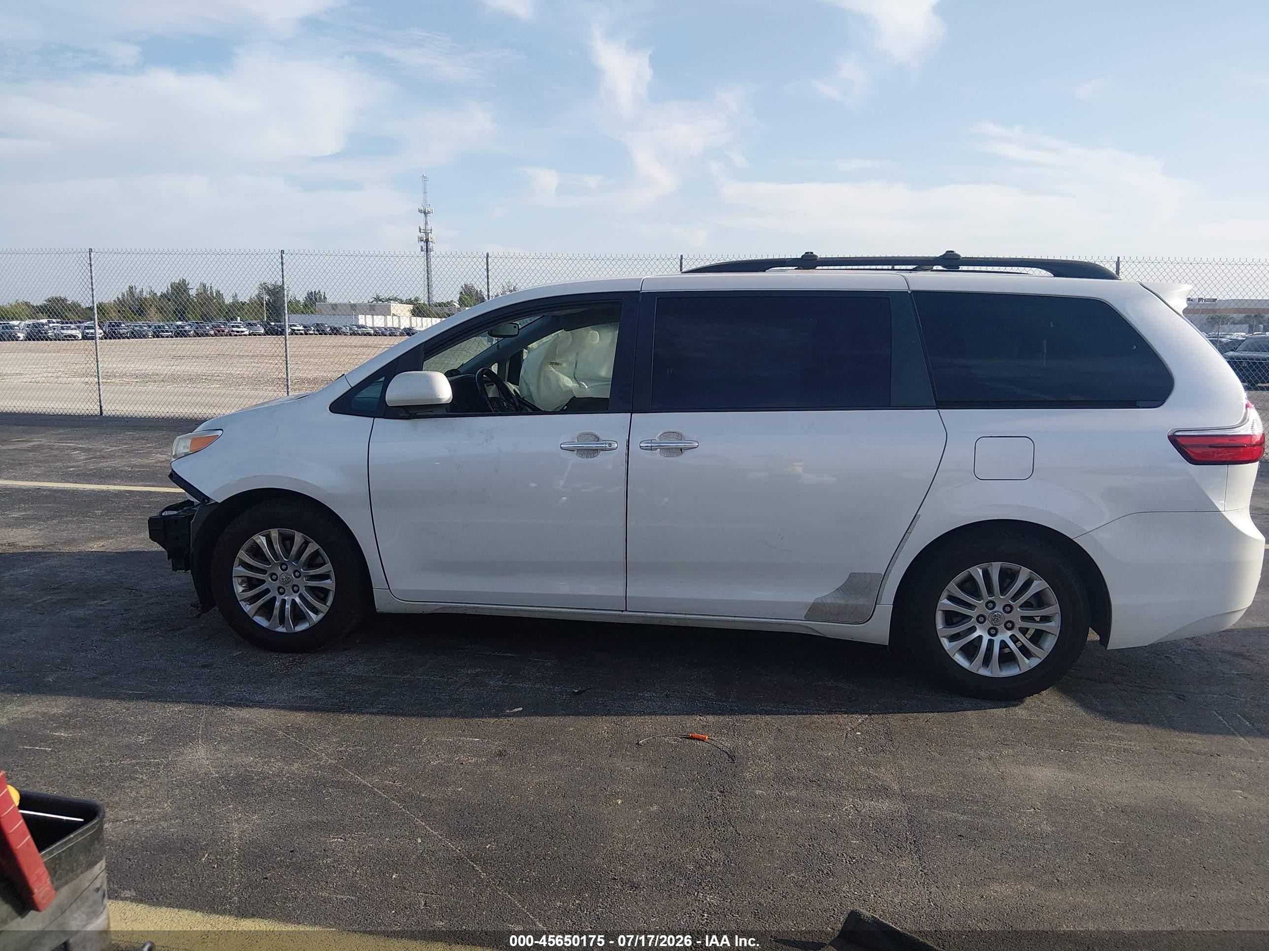 2015 Toyota Sienna Xle Premium 8 Passenger White vin: 5TDYK3DC2FS550230
