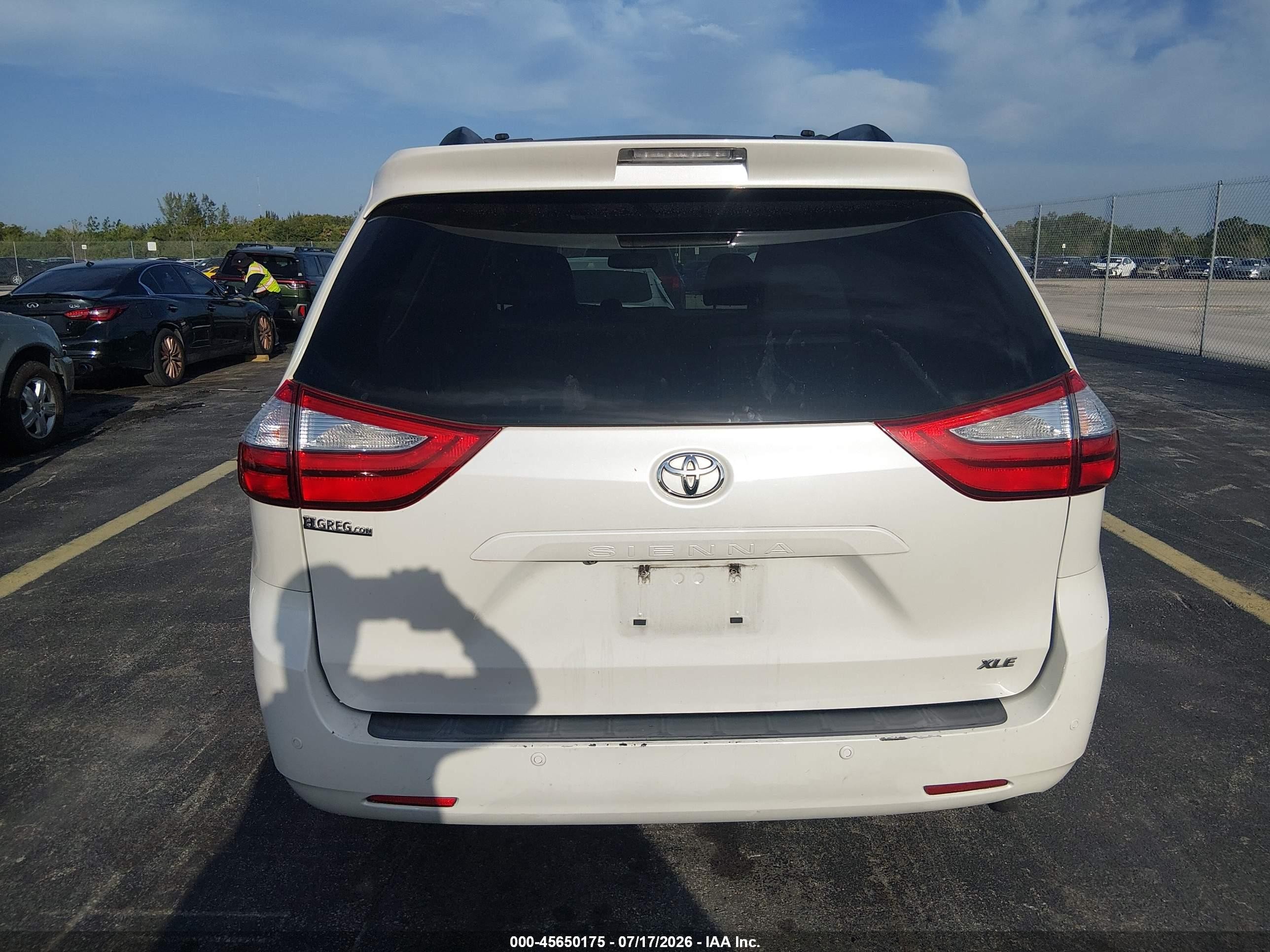 2015 Toyota Sienna Xle Premium 8 Passenger White vin: 5TDYK3DC2FS550230