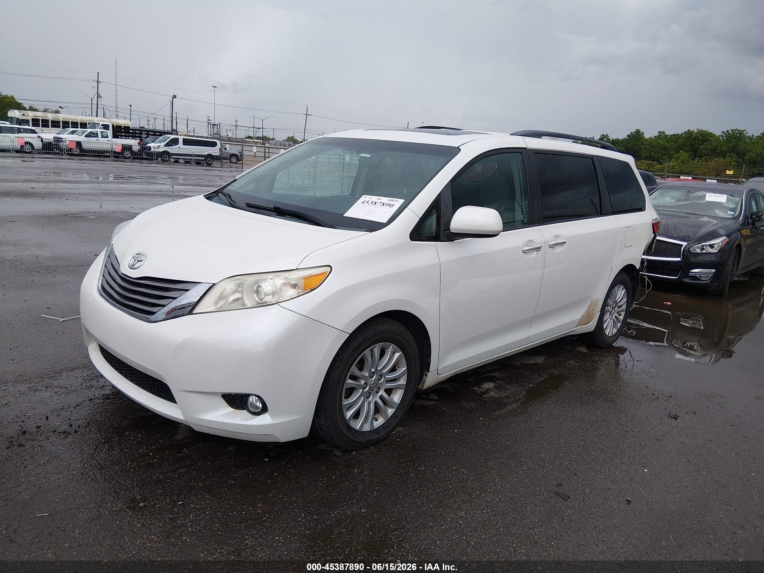 2015 Toyota Sienna Xle 8 Passenger White vin: 5TDYK3DC2FS571711