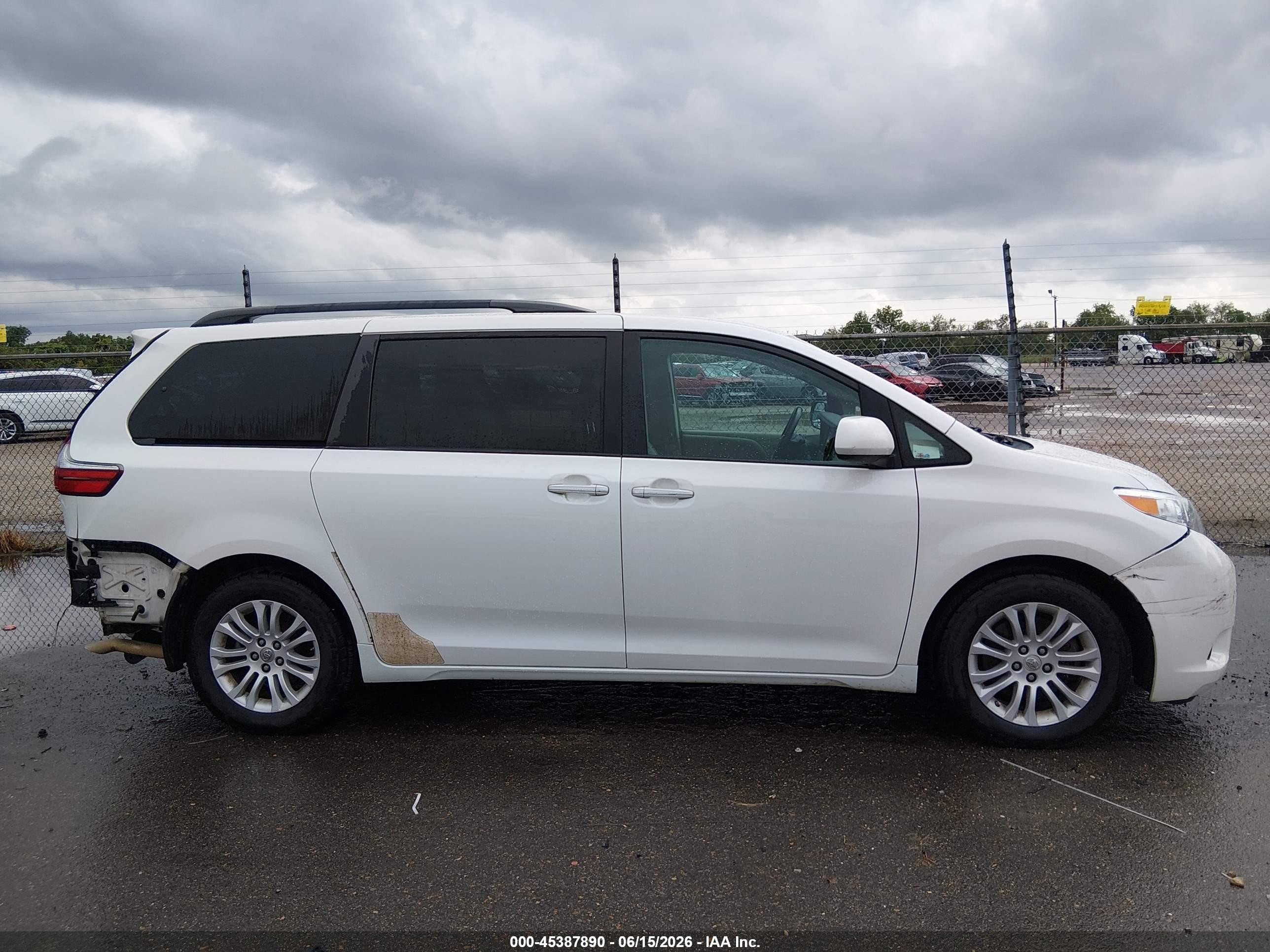 2015 Toyota Sienna Xle 8 Passenger White vin: 5TDYK3DC2FS571711