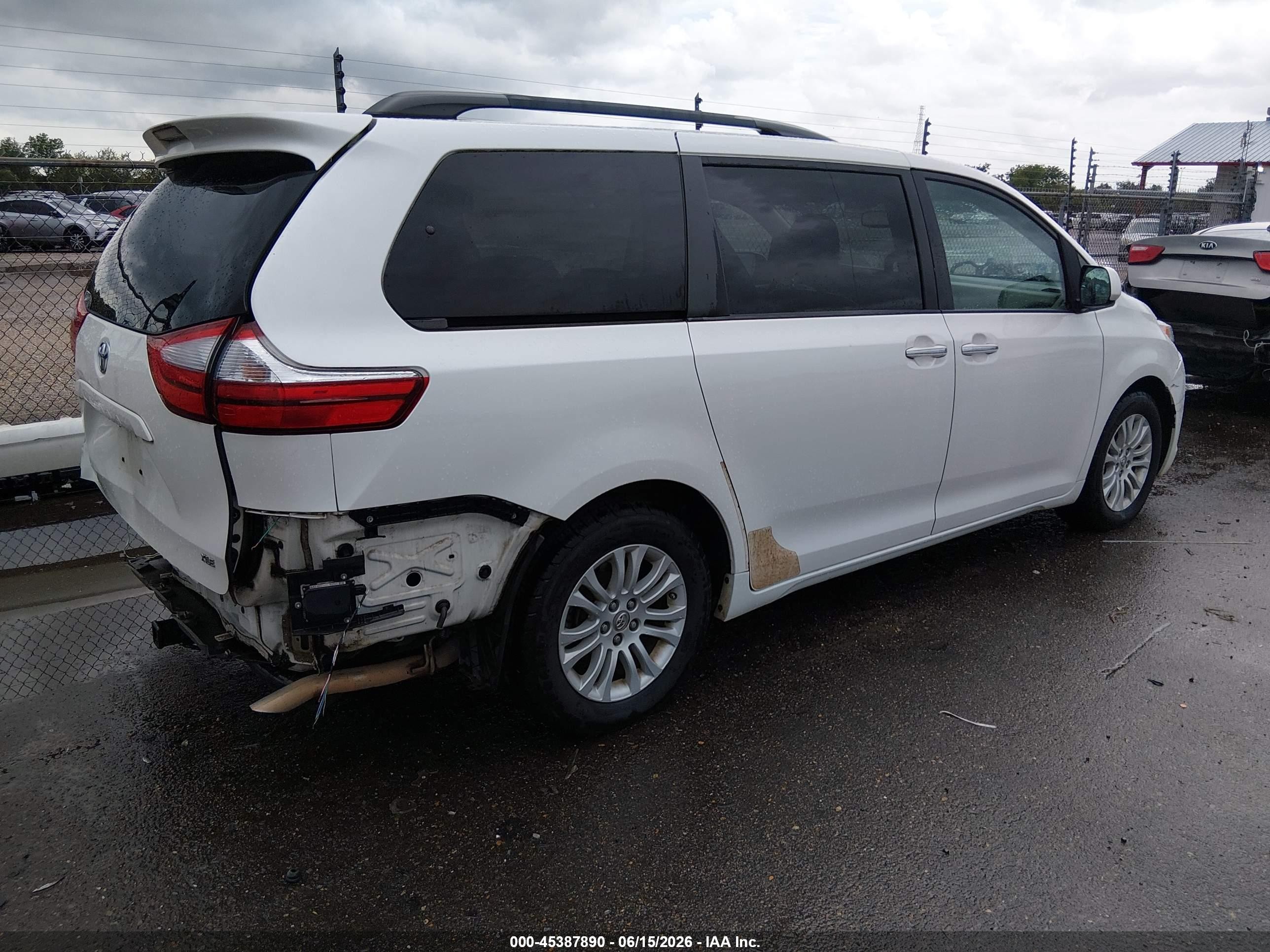 2015 Toyota Sienna Xle 8 Passenger White vin: 5TDYK3DC2FS571711