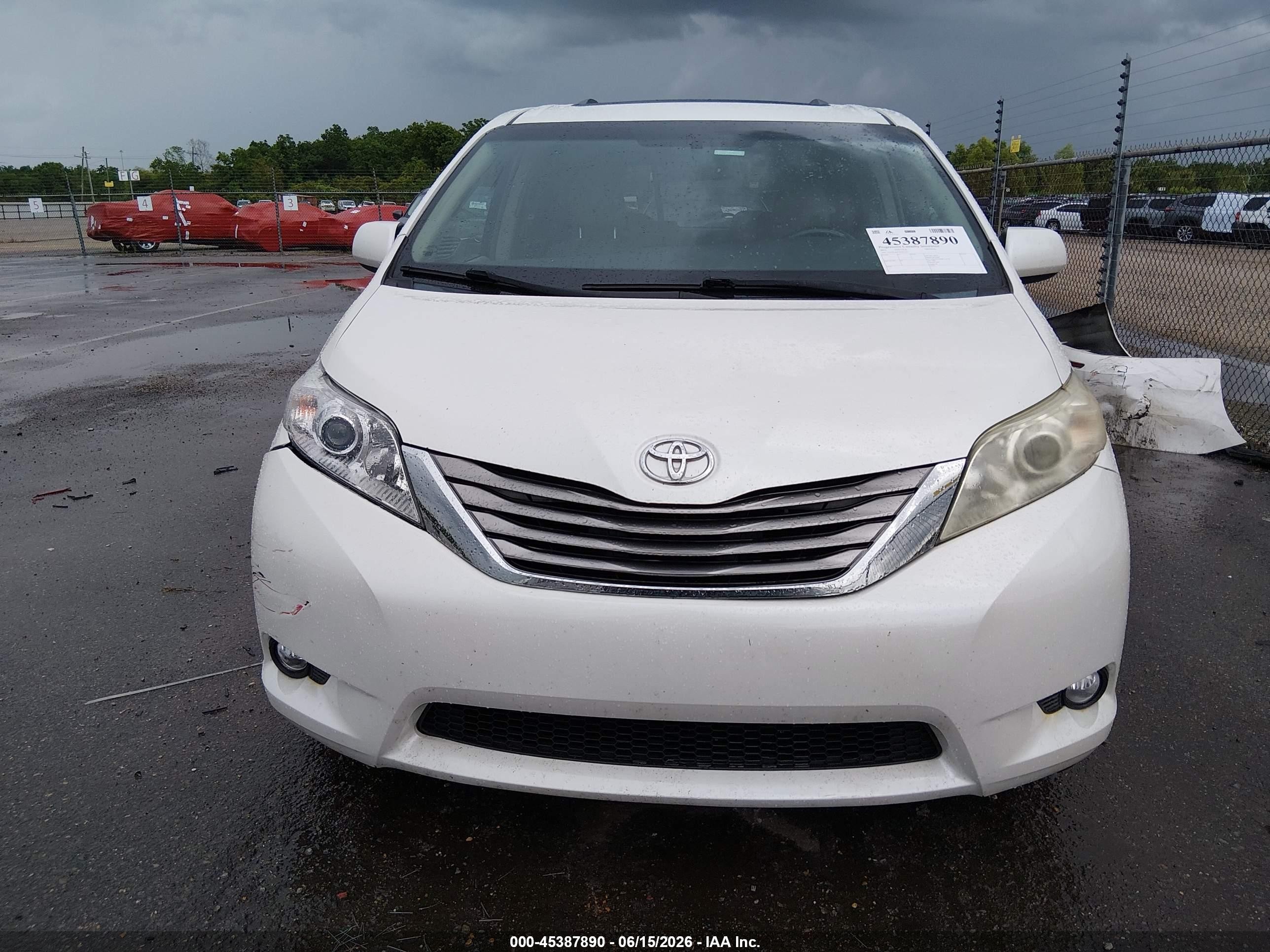 2015 Toyota Sienna Xle 8 Passenger White vin: 5TDYK3DC2FS571711
