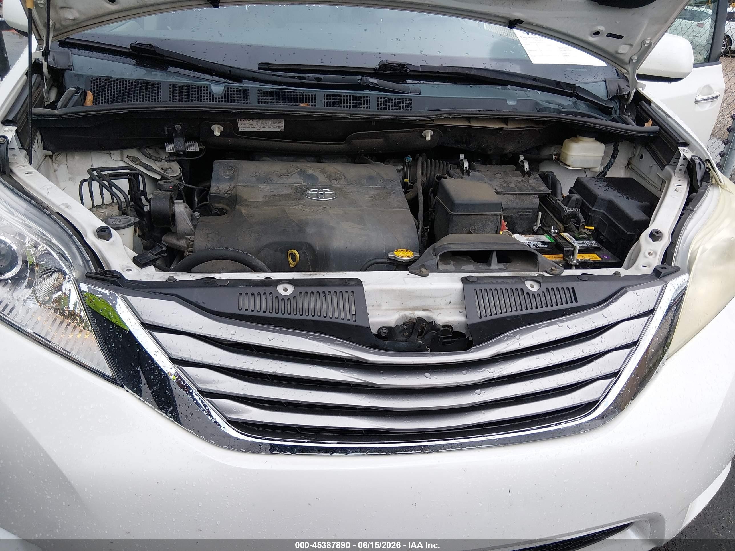 2015 Toyota Sienna Xle 8 Passenger White vin: 5TDYK3DC2FS571711
