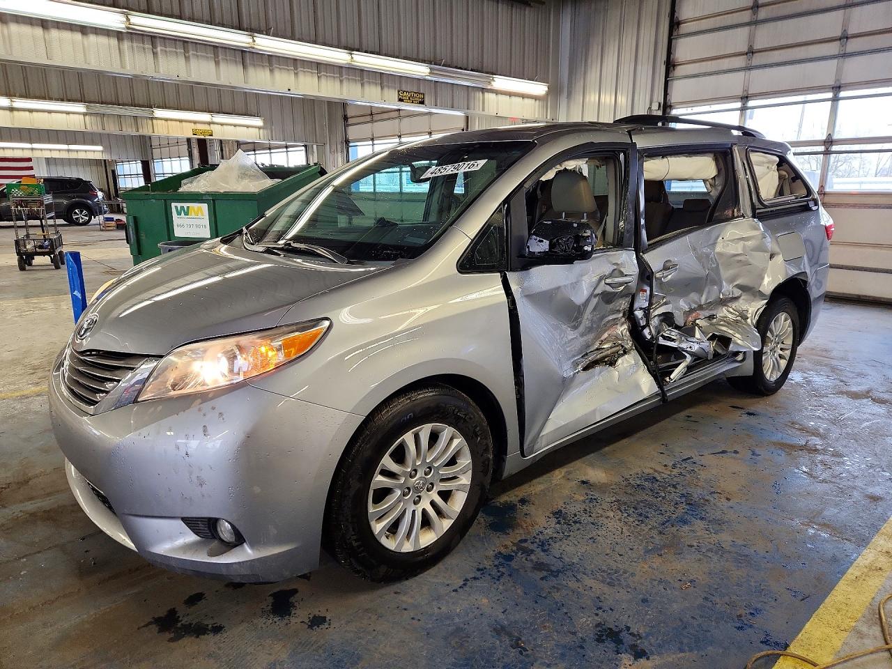 2015 Toyota Sienna Xle 8-passenger Silver vin: 5TDYK3DC2FS571966