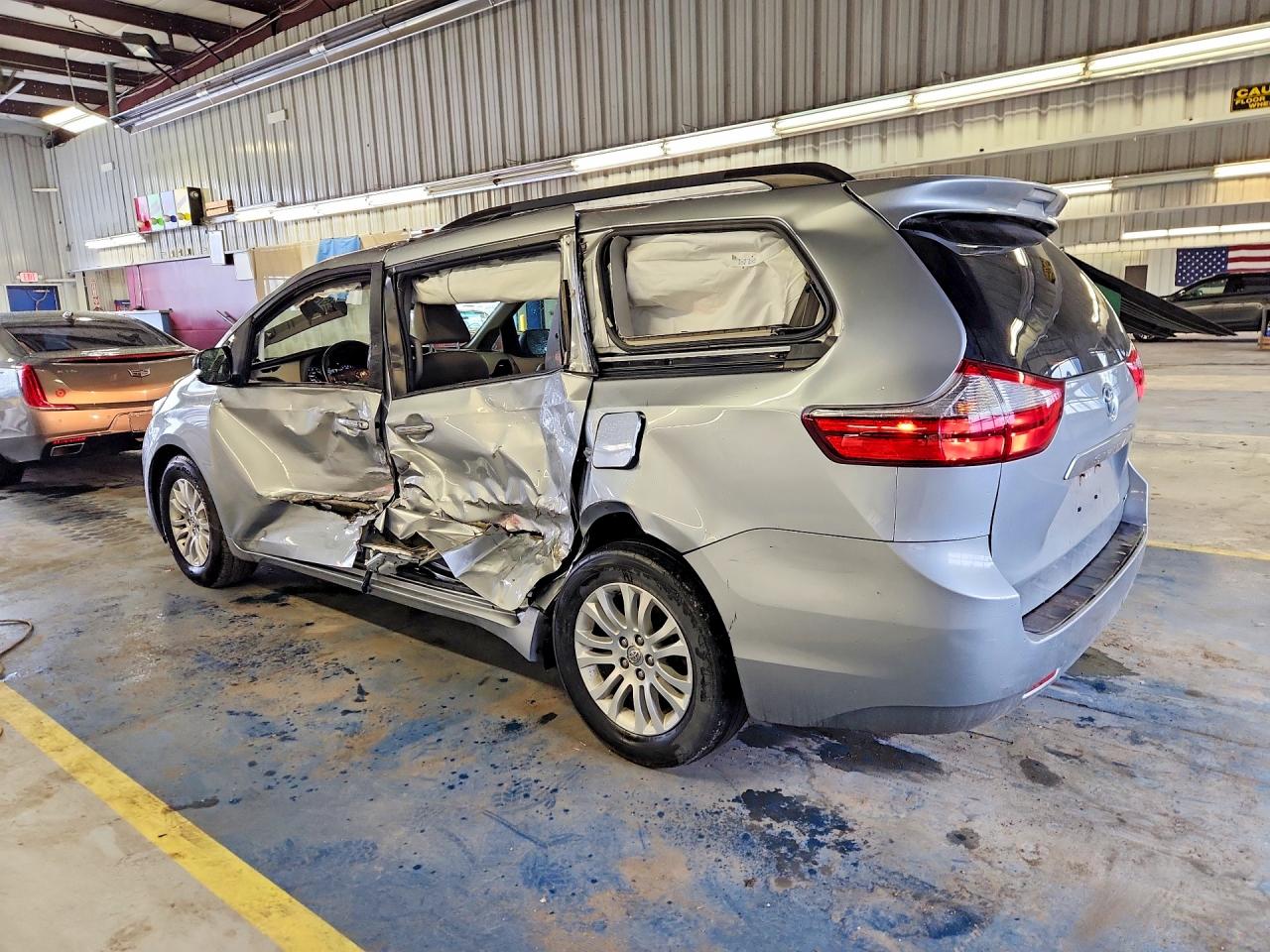 2015 Toyota Sienna Xle 8-passenger Silver vin: 5TDYK3DC2FS571966