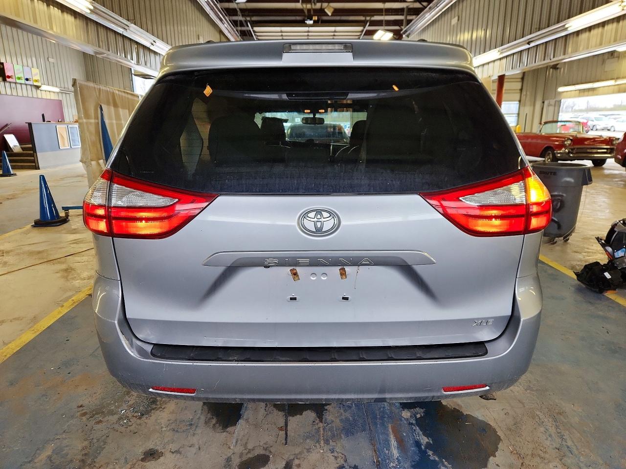 2015 Toyota Sienna Xle 8-passenger Silver vin: 5TDYK3DC2FS571966