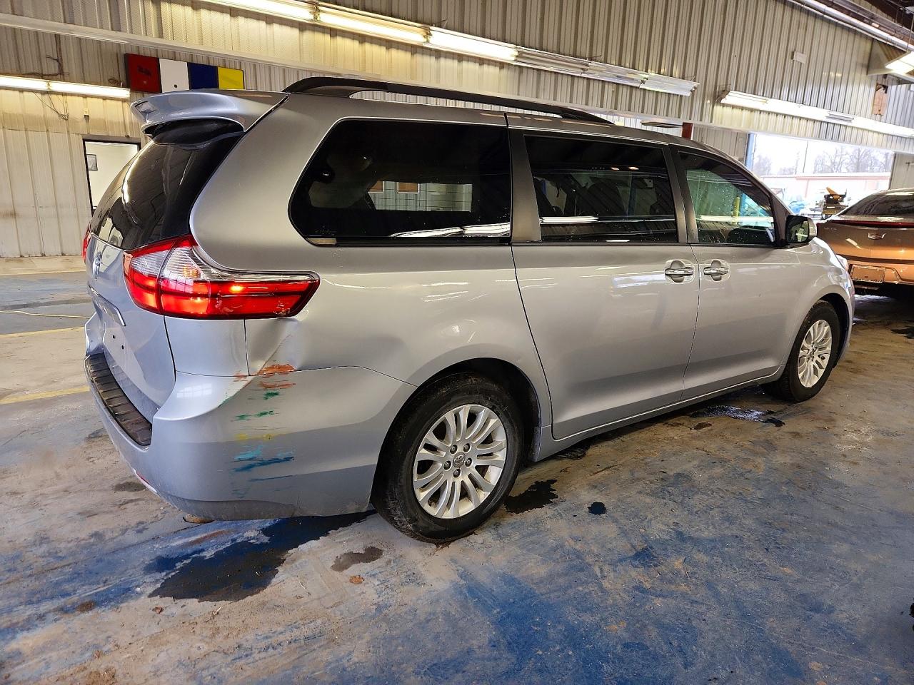 2015 Toyota Sienna Xle 8-passenger Silver vin: 5TDYK3DC2FS571966