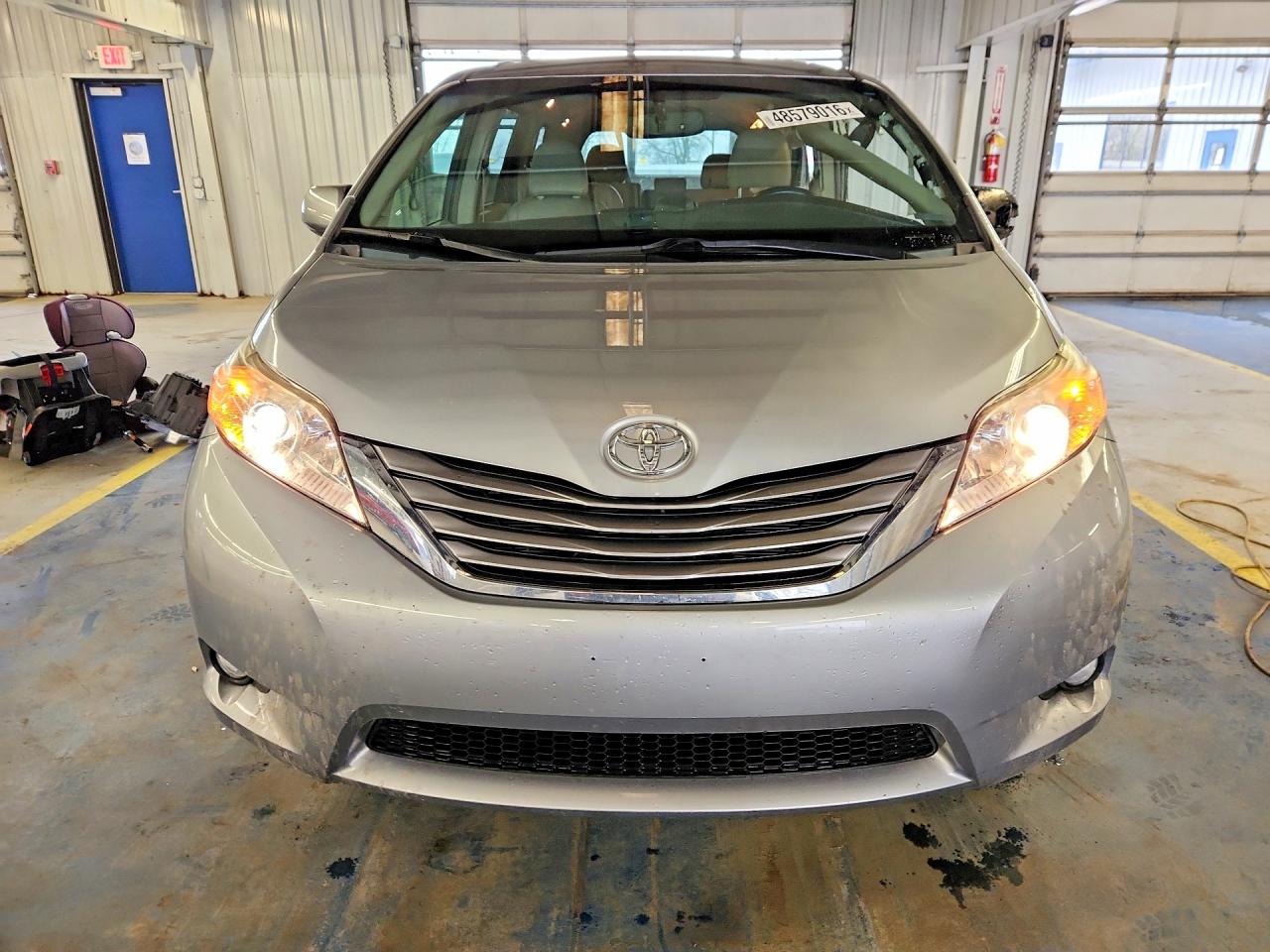 2015 Toyota Sienna Xle 8-passenger Silver vin: 5TDYK3DC2FS571966