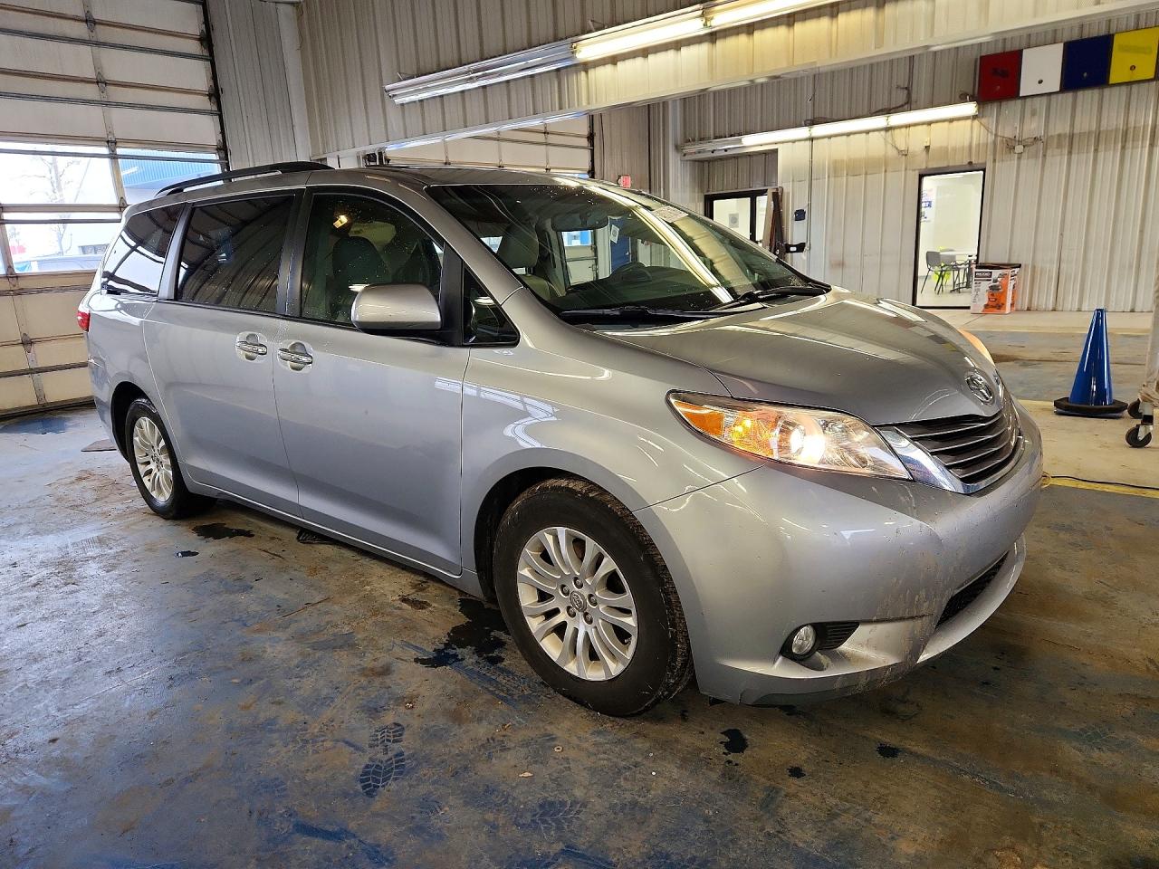 2015 Toyota Sienna Xle 8-passenger Silver vin: 5TDYK3DC2FS571966
