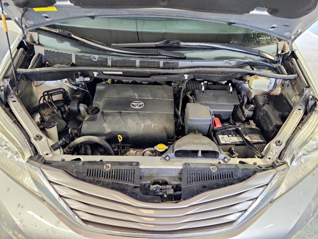 2015 Toyota Sienna Xle 8-passenger Silver vin: 5TDYK3DC2FS571966