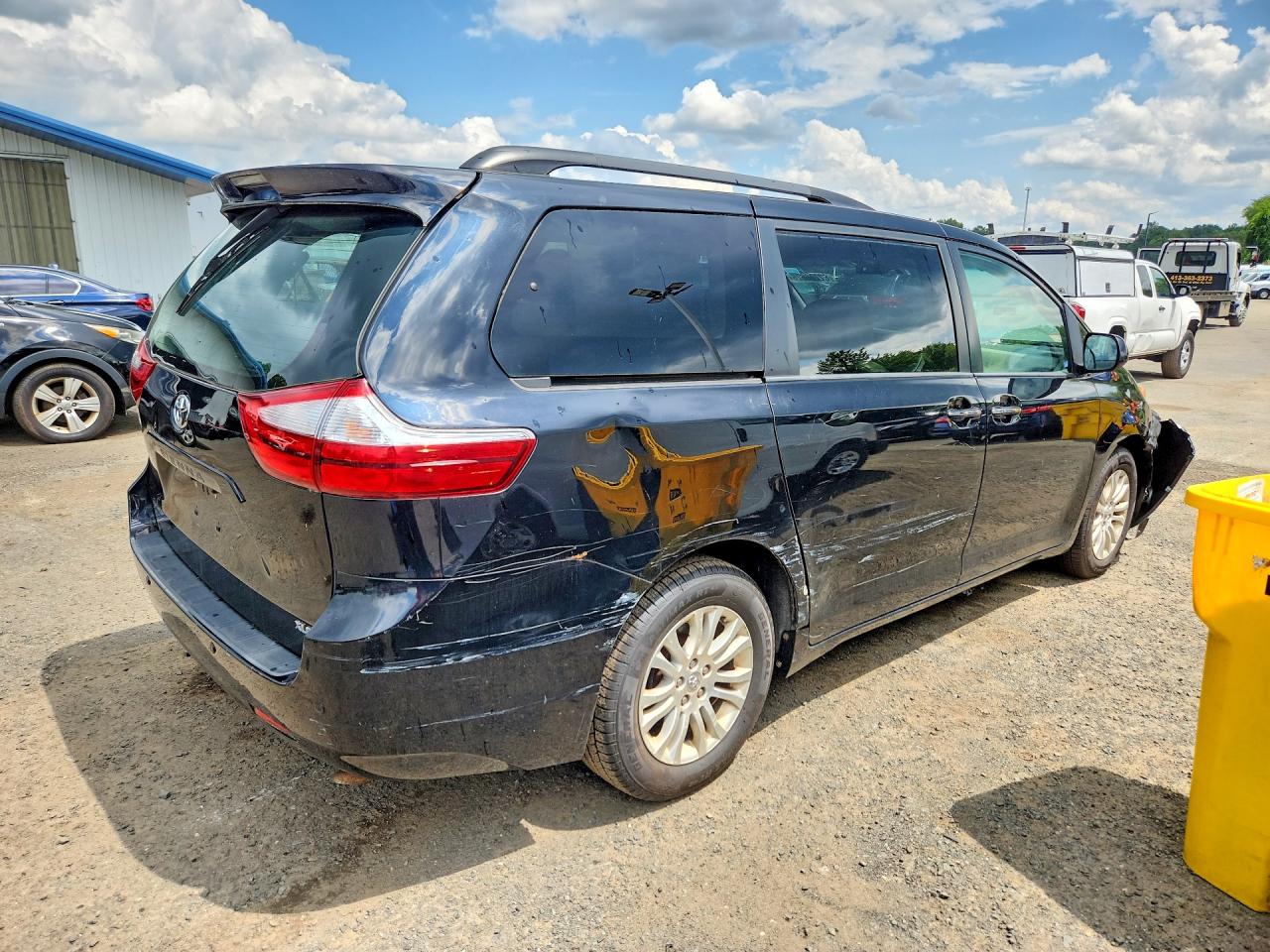 2015 Toyota Sienna Xle 8-passenger Black vin: 5TDYK3DC2FS622883