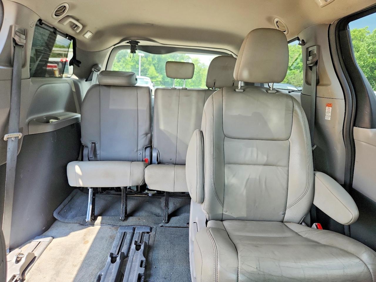 2015 Toyota Sienna Xle 8-passenger Black vin: 5TDYK3DC2FS622883