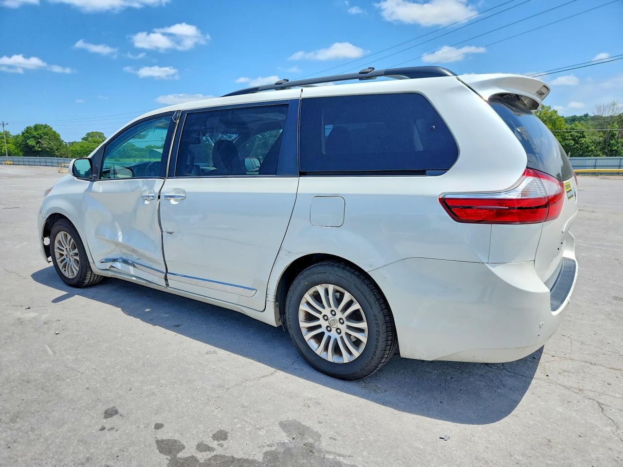 2015 Toyota Sienna Xle Premium 8-passenger White vin: 5TDYK3DC2FS639697