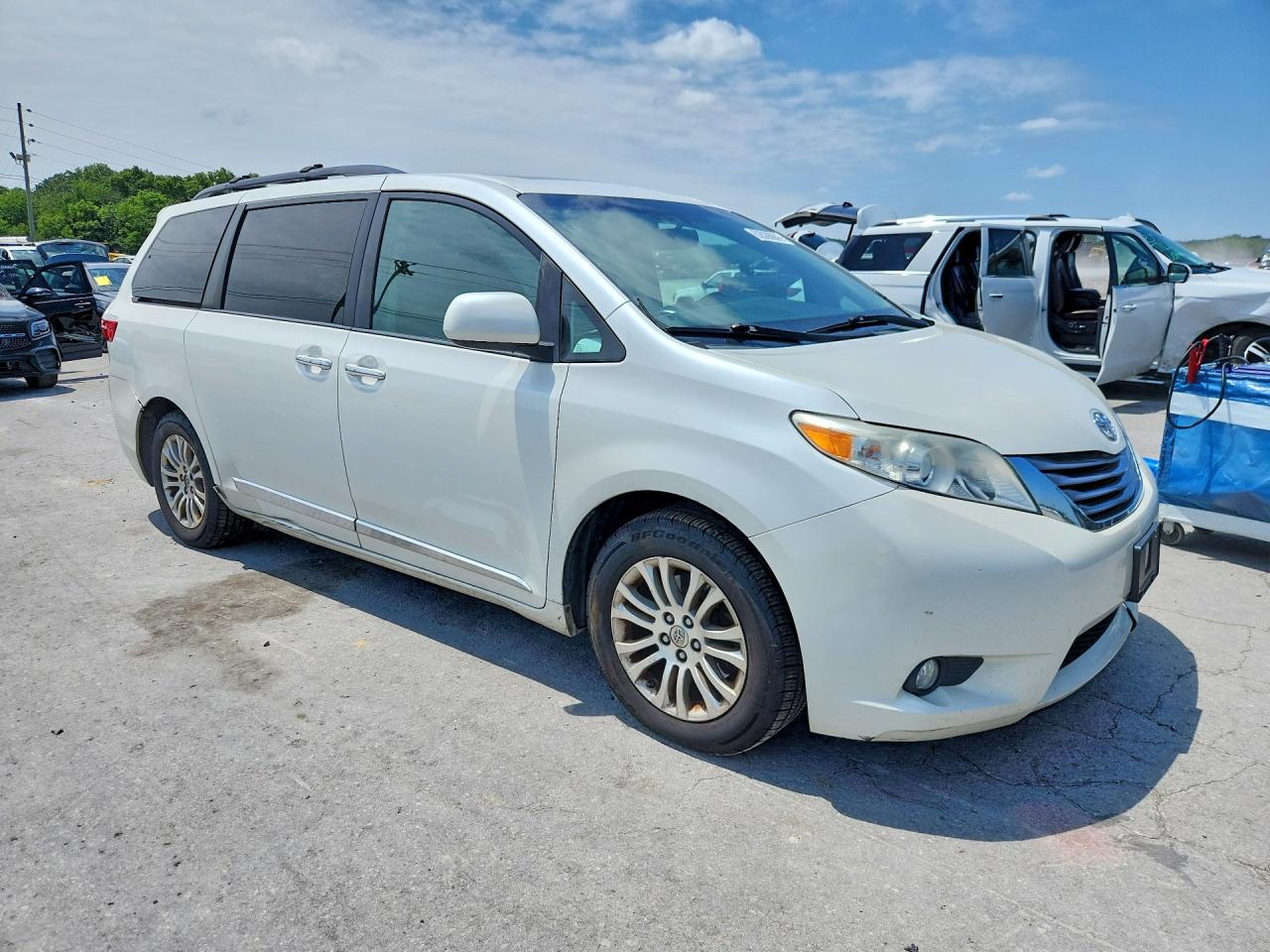 2015 Toyota Sienna Xle Premium 8-passenger White vin: 5TDYK3DC2FS639697
