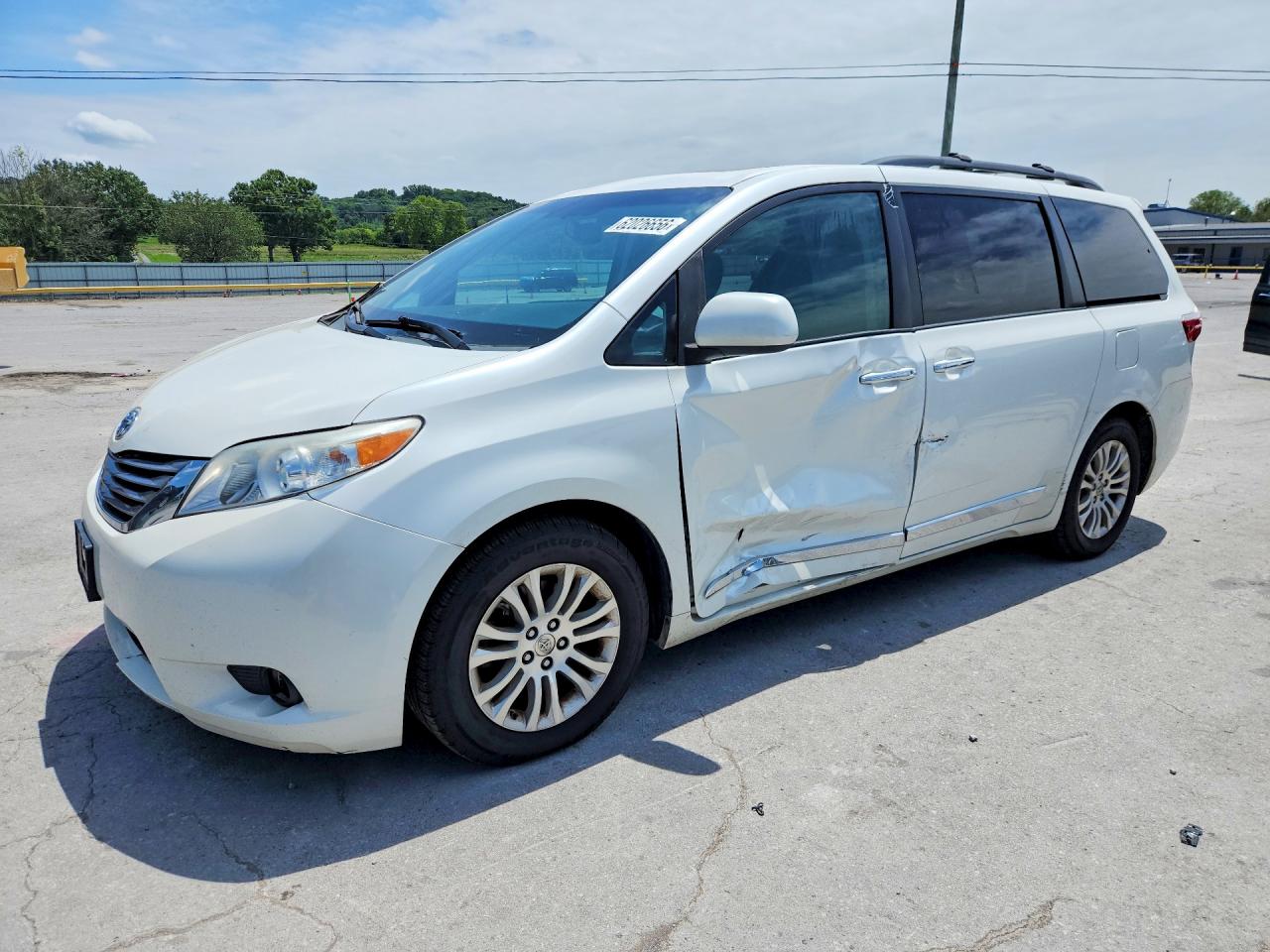 2015 Toyota Sienna Xle Premium 8-passenger White vin: 5TDYK3DC2FS639697