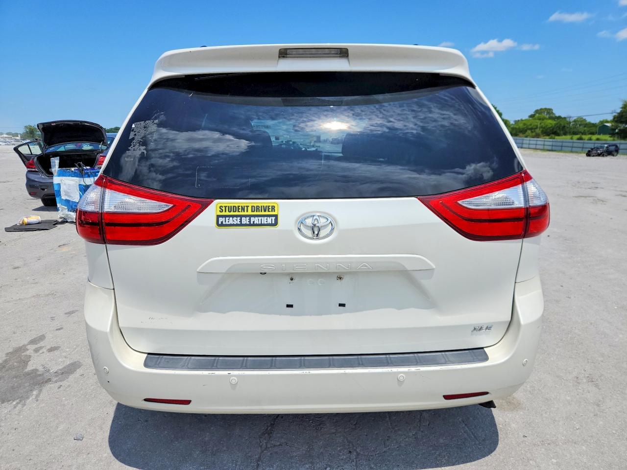 2015 Toyota Sienna Xle Premium 8-passenger White vin: 5TDYK3DC2FS639697