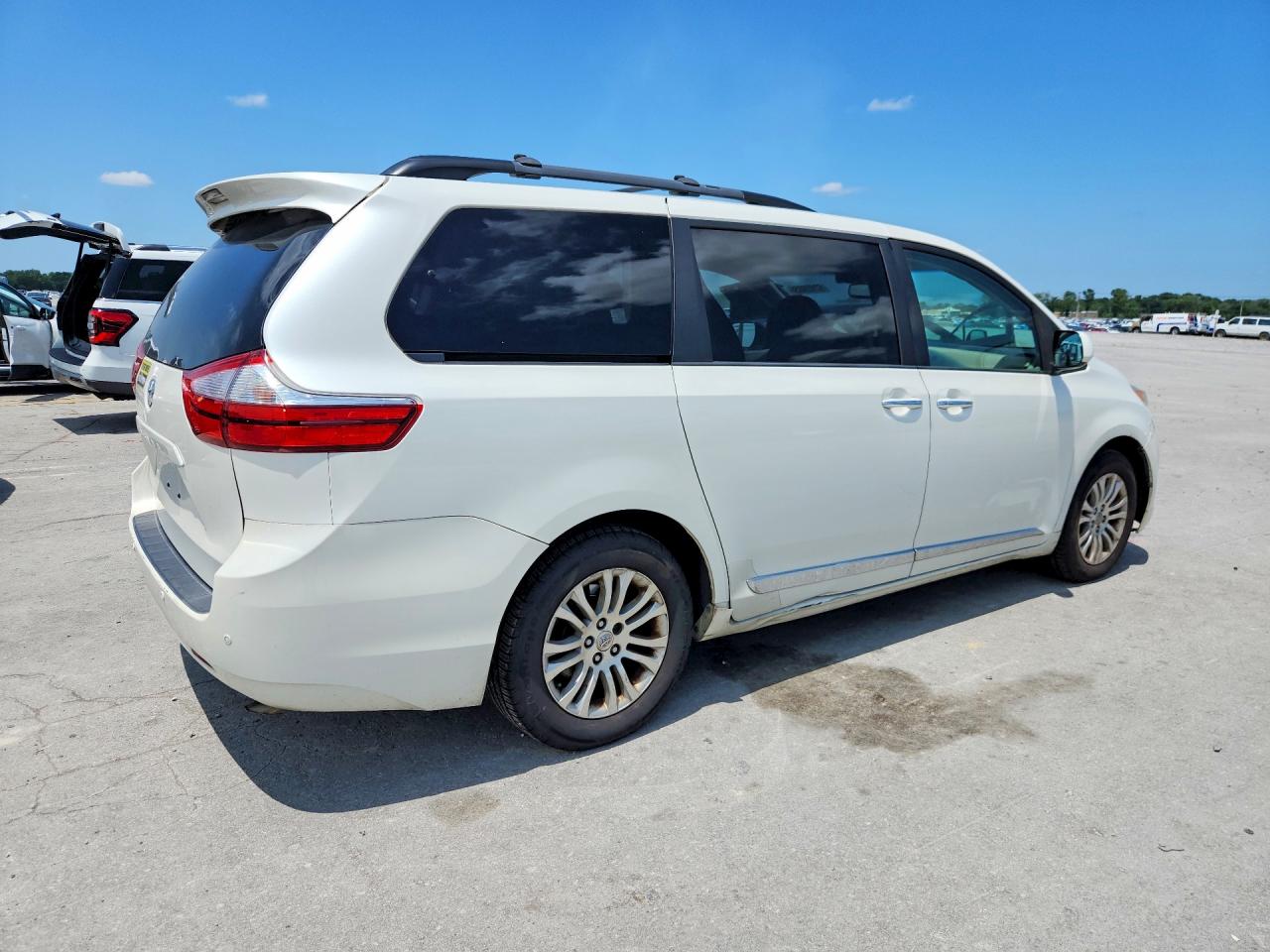 2015 Toyota Sienna Xle Premium 8-passenger White vin: 5TDYK3DC2FS639697