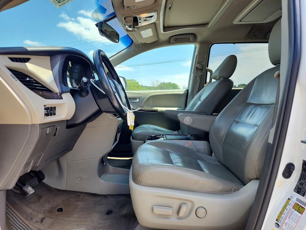 2015 Toyota Sienna Xle Premium 8-passenger White vin: 5TDYK3DC2FS639697